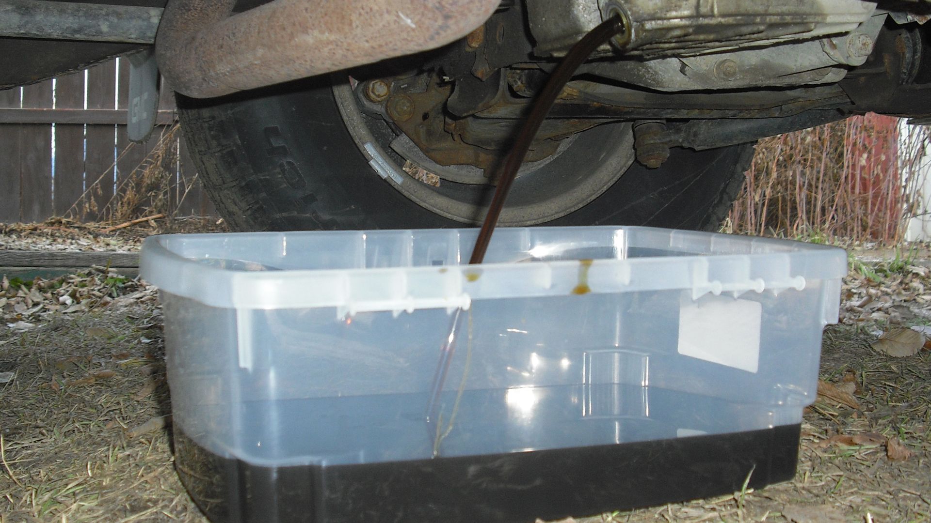 File:Oil Change oil pan 2005 gmc suv.JPG