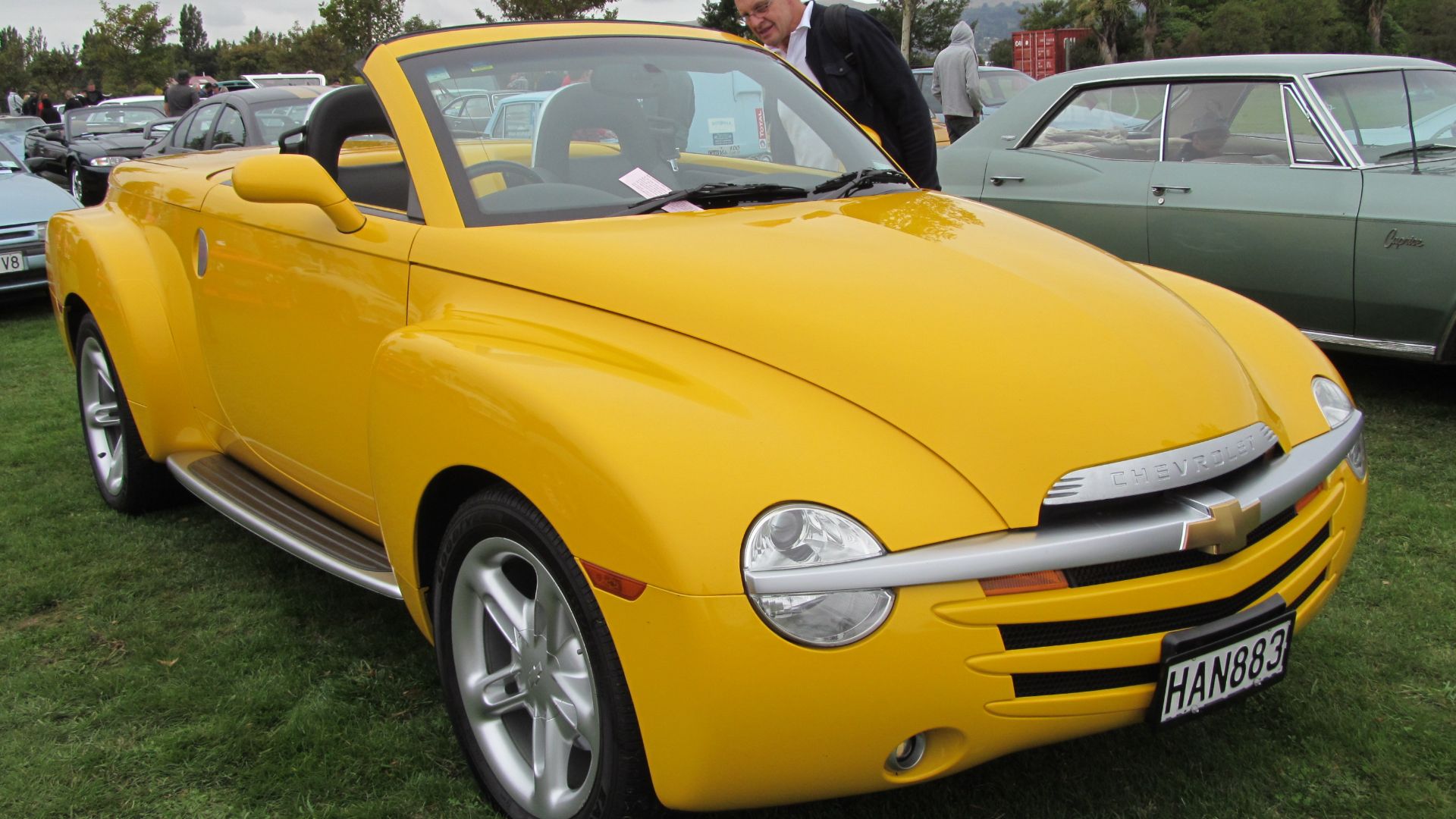 File:2004 Chevrolet SSR (30330772040).jpg