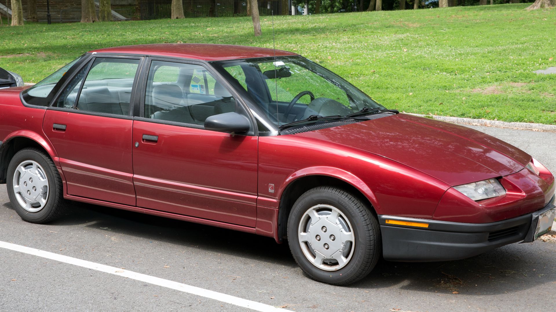 File:1995 Saturn SL1 maroon, front right.jpg