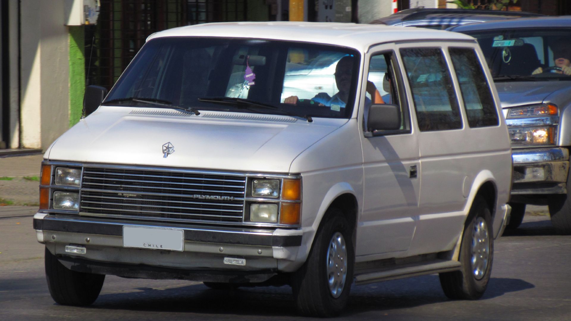 File:Plymouth Voyager 1987 (8760782101).jpg