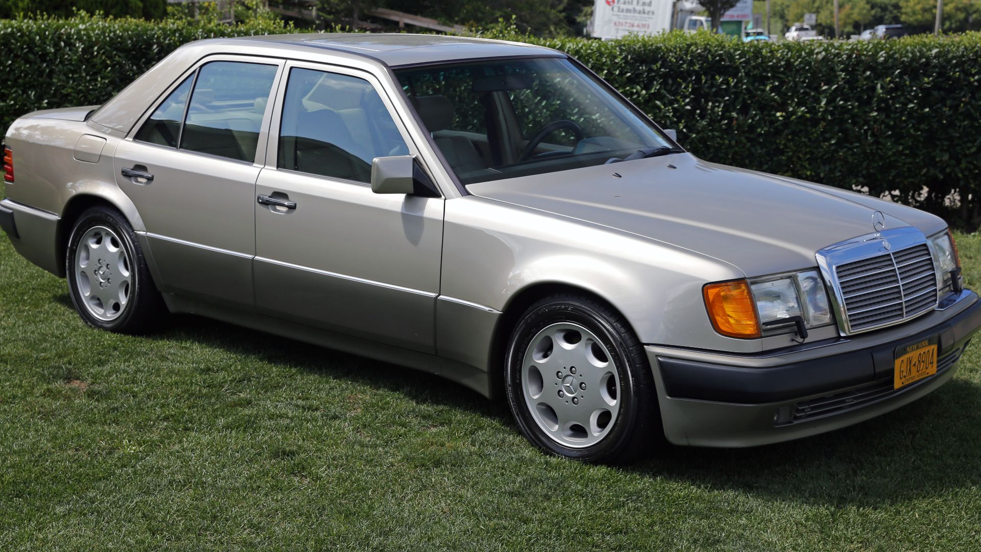 File:1992 Mercedes-Benz 500E (W124.036), front right.jpg