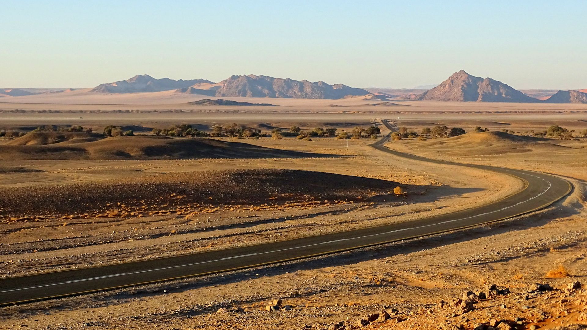 File:Road to Sossusvlei 2019.jpg