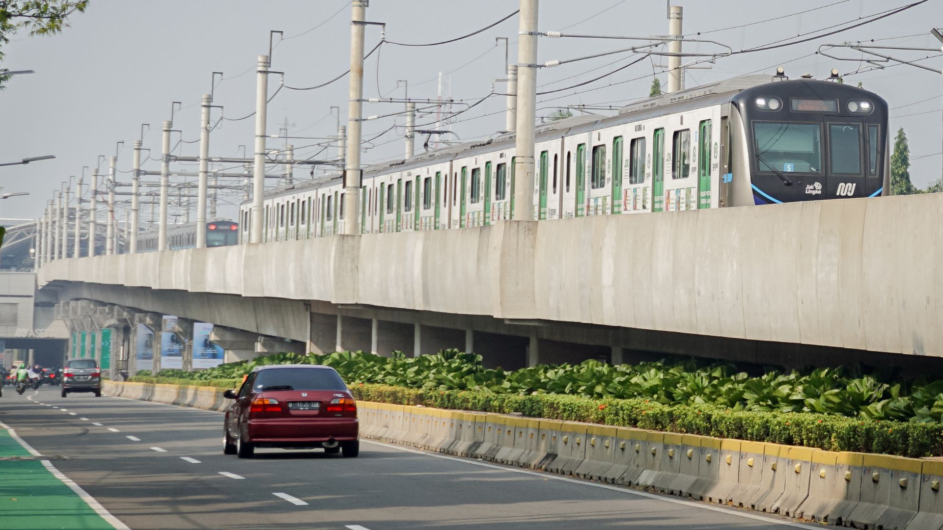 File:Kereta MRT Jakarta sedang melewati jalur peralihan antara jalur layang dan jalur bawah tanah.jpg