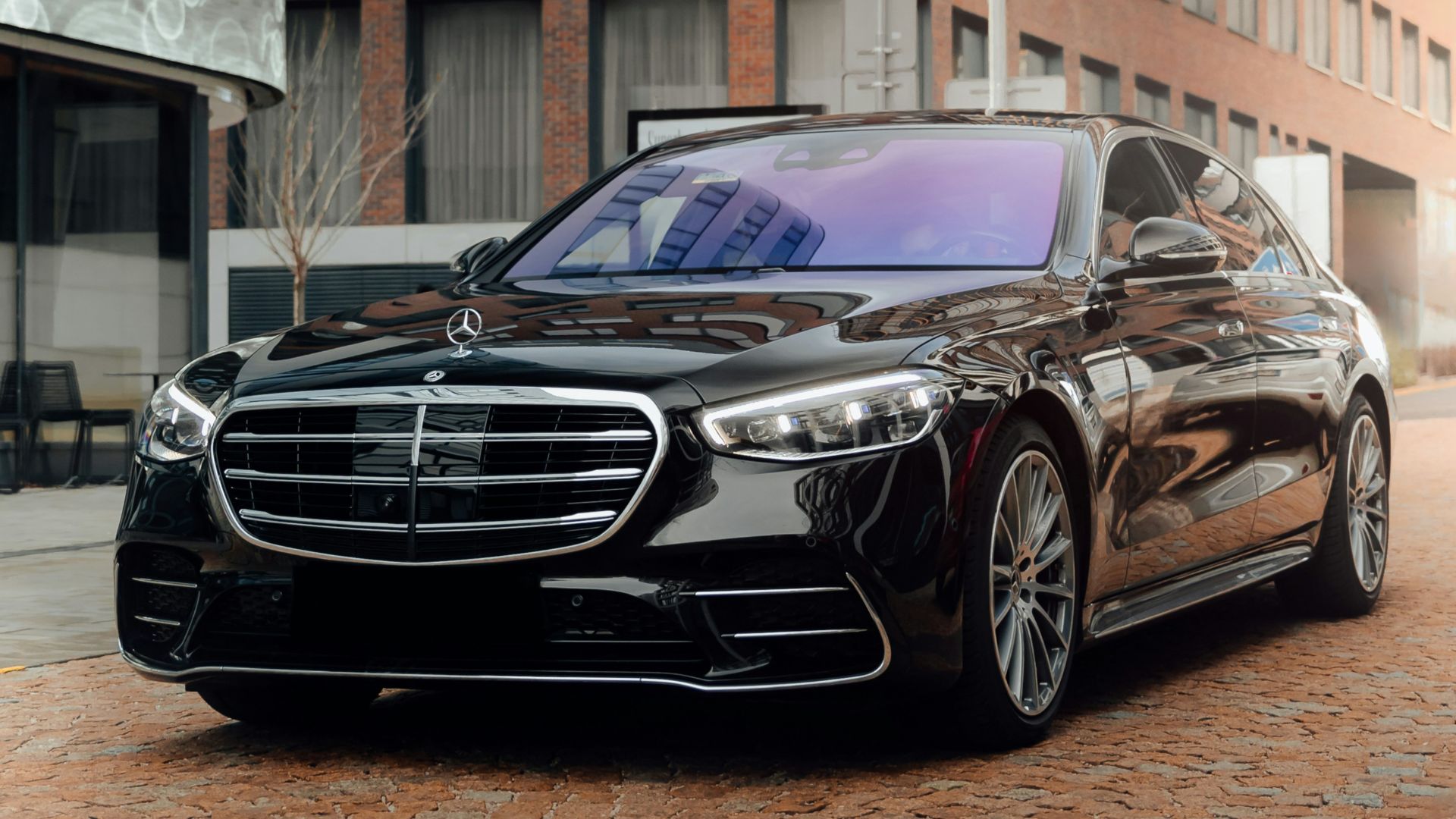 black bmw m 3 parked on street during daytime