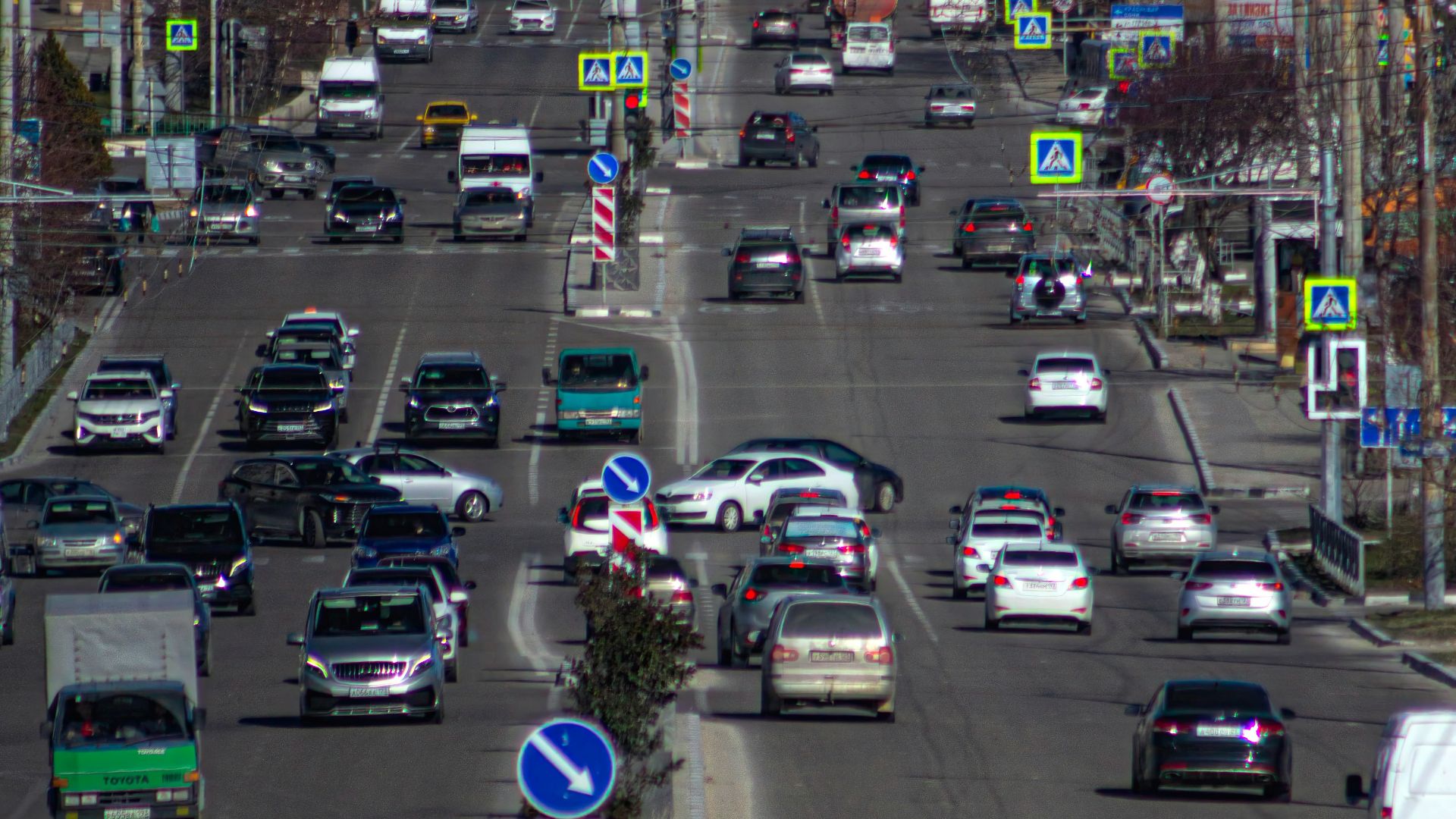 A city street filled with lots of traffic