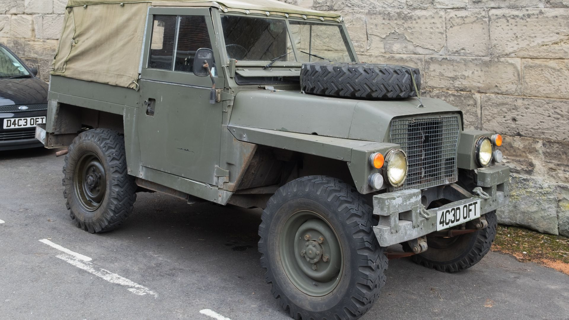 File:Land Rover Series III Lightweight 1979 - front.jpg