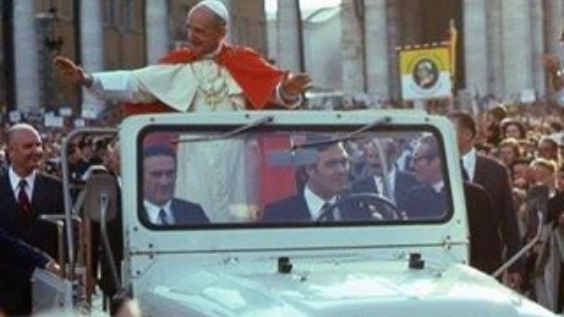 File:Paul VI in a 1975 Toyota Land Cruiser Popemobile.jpg