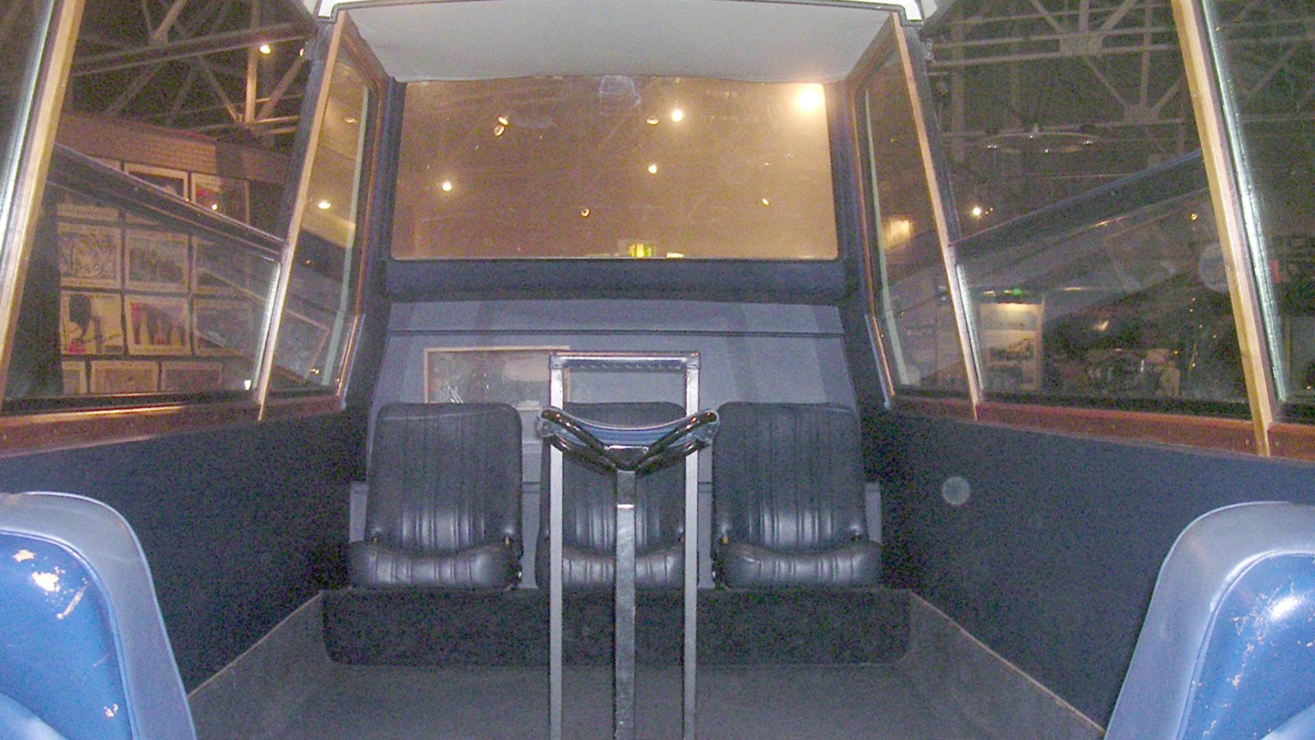 File:1982 Popemobile, British Commercial Vehicle Museum, 2007 Leyland Autumn Transport Show.jpg