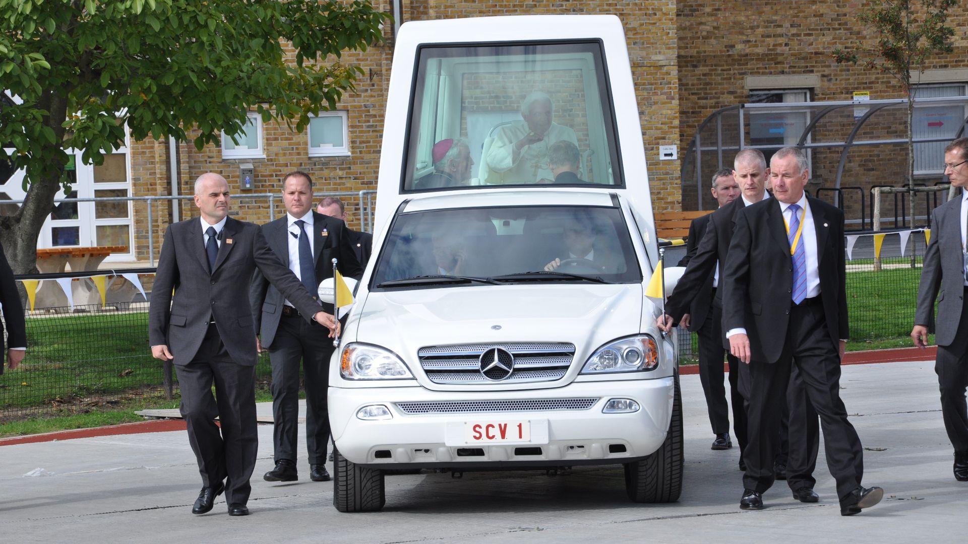 File:Popemobile Mercedes-Benz ML 430.JPG