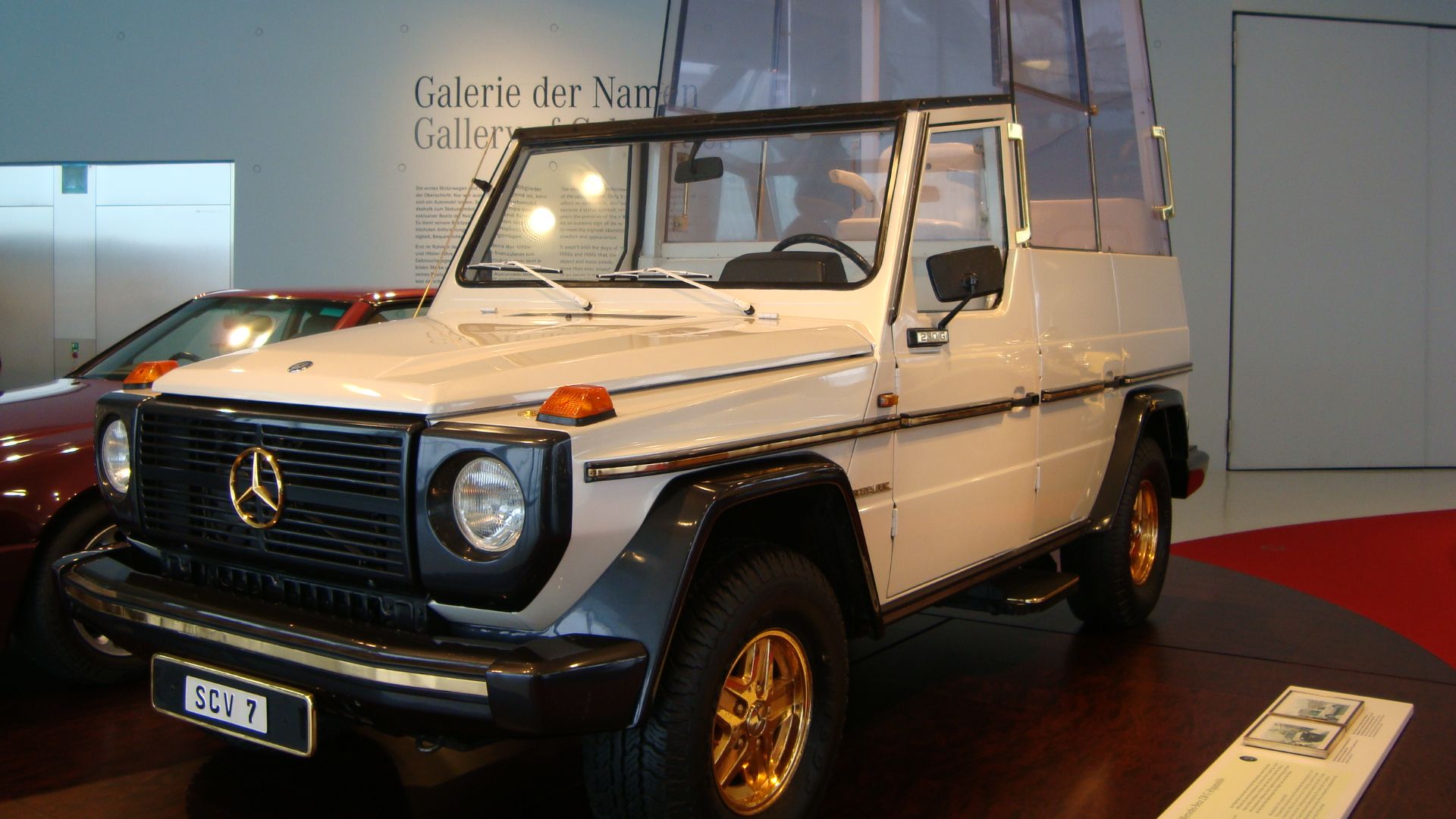 File:Popemobile Mercedes-Benz 230 G.jpg