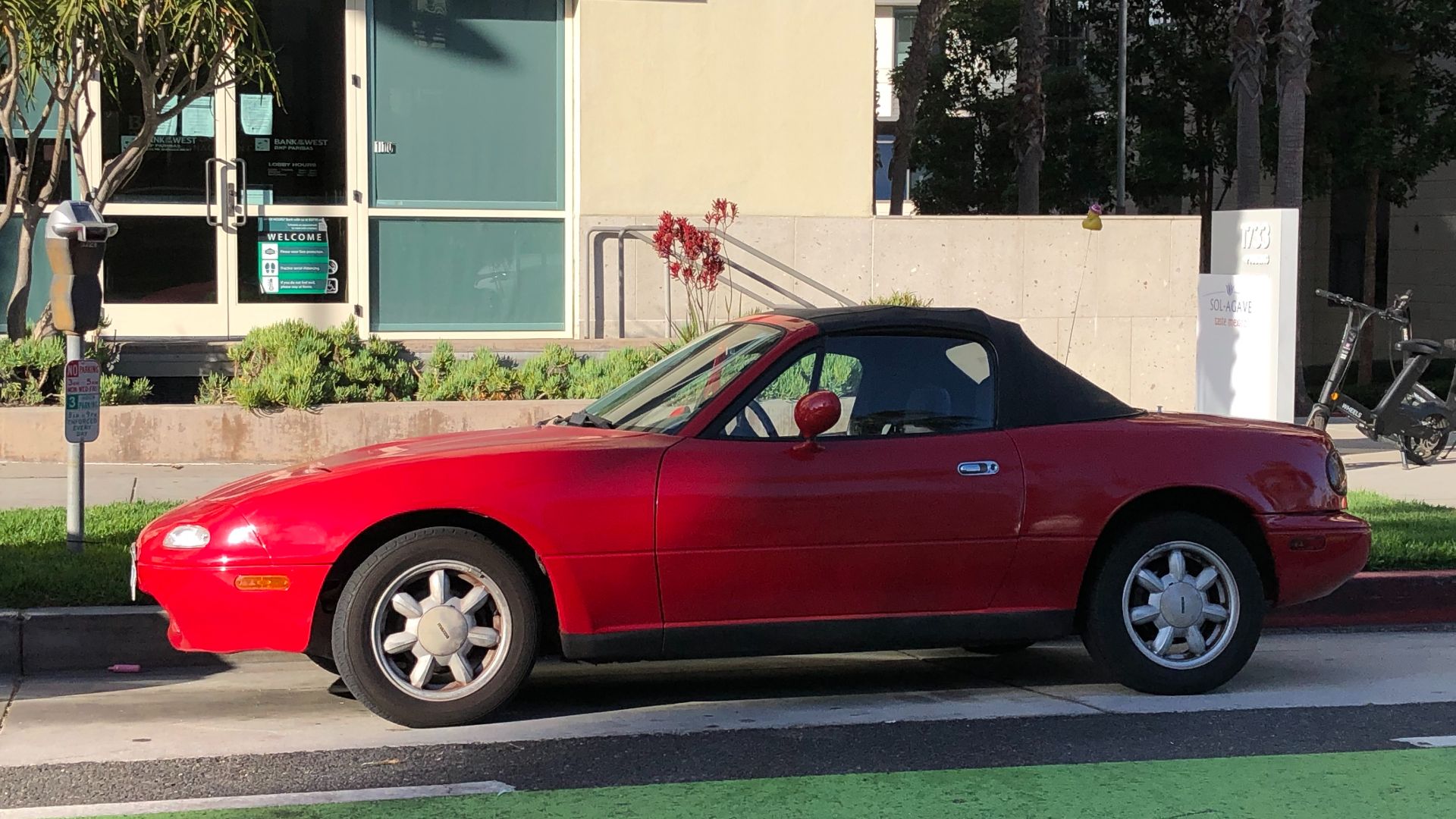 File:1989–1997 Mazda MX-5 Miata.jpg