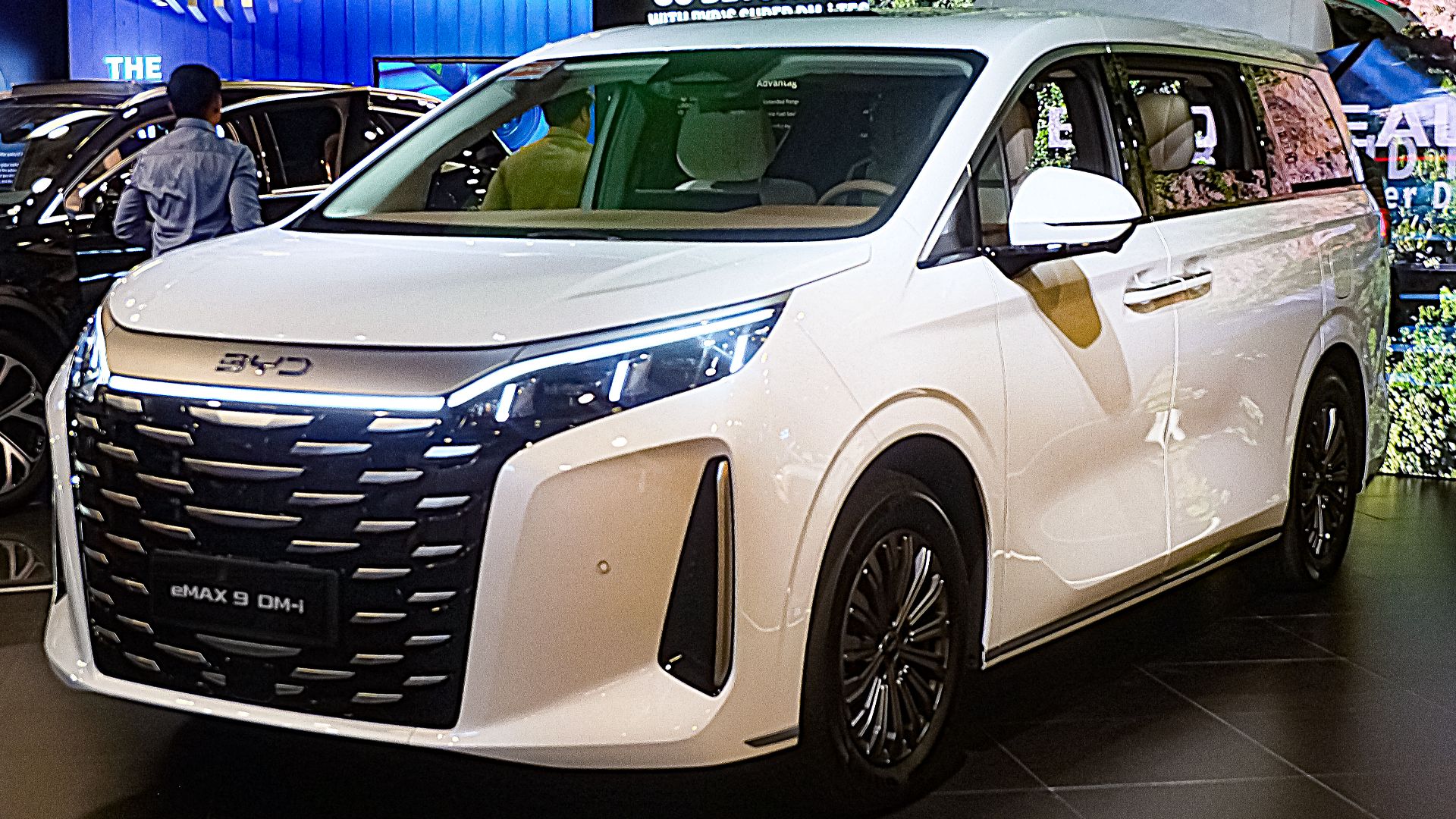 File:BYD eMAX 9 DM-i Aurora White 01.jpg