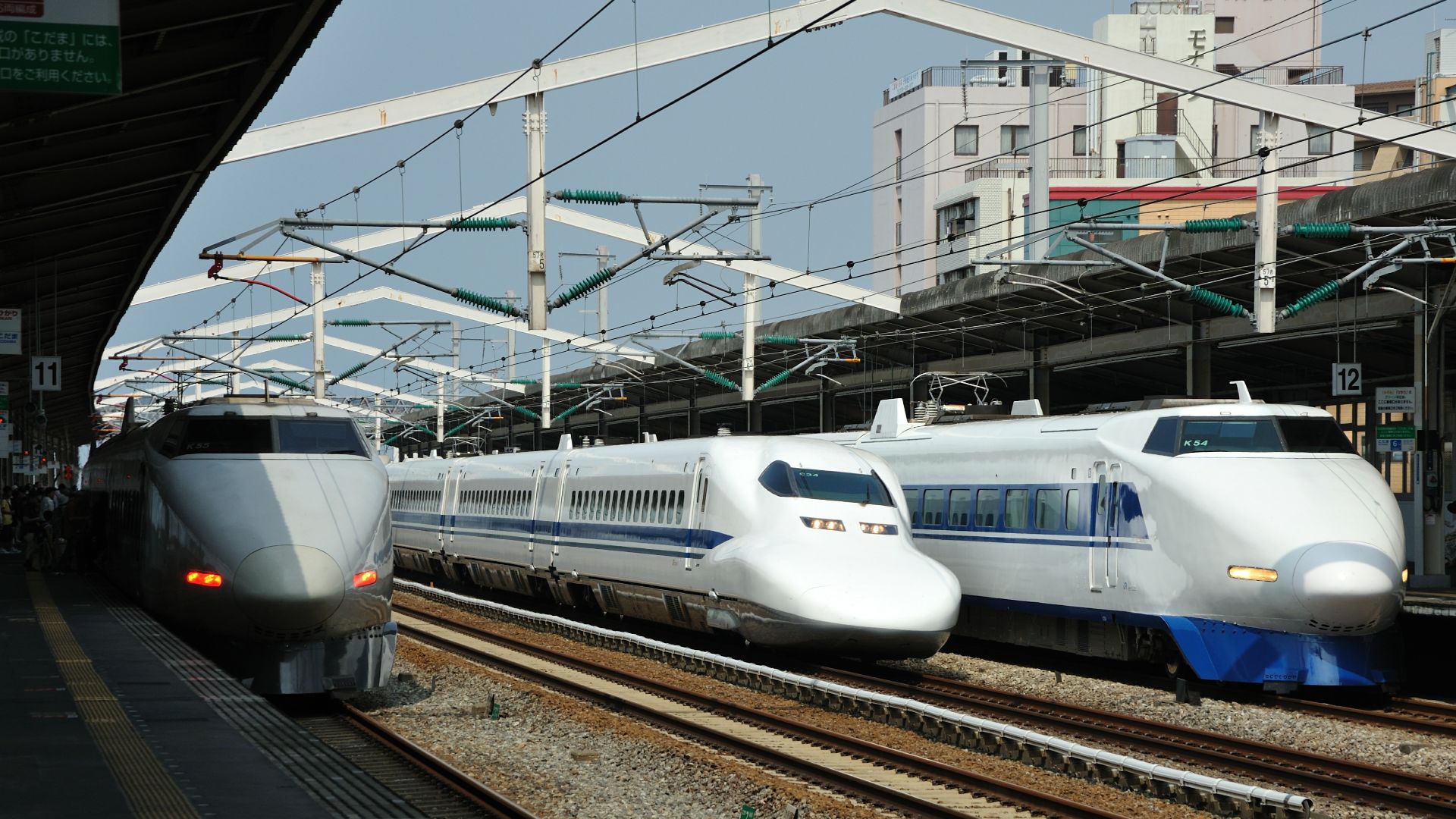 File:Shinkansen 100 and 700 (8086237936).jpg