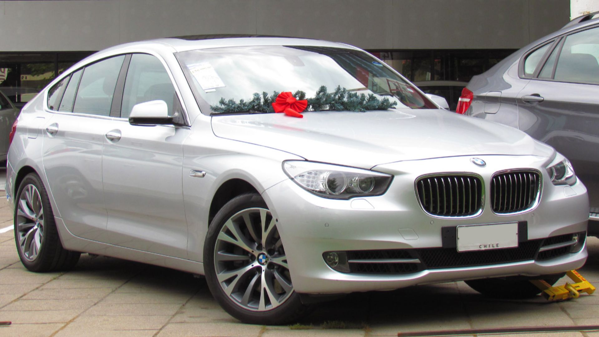 File:BMW 550i GT 4.4 2011 (8365323091).jpg