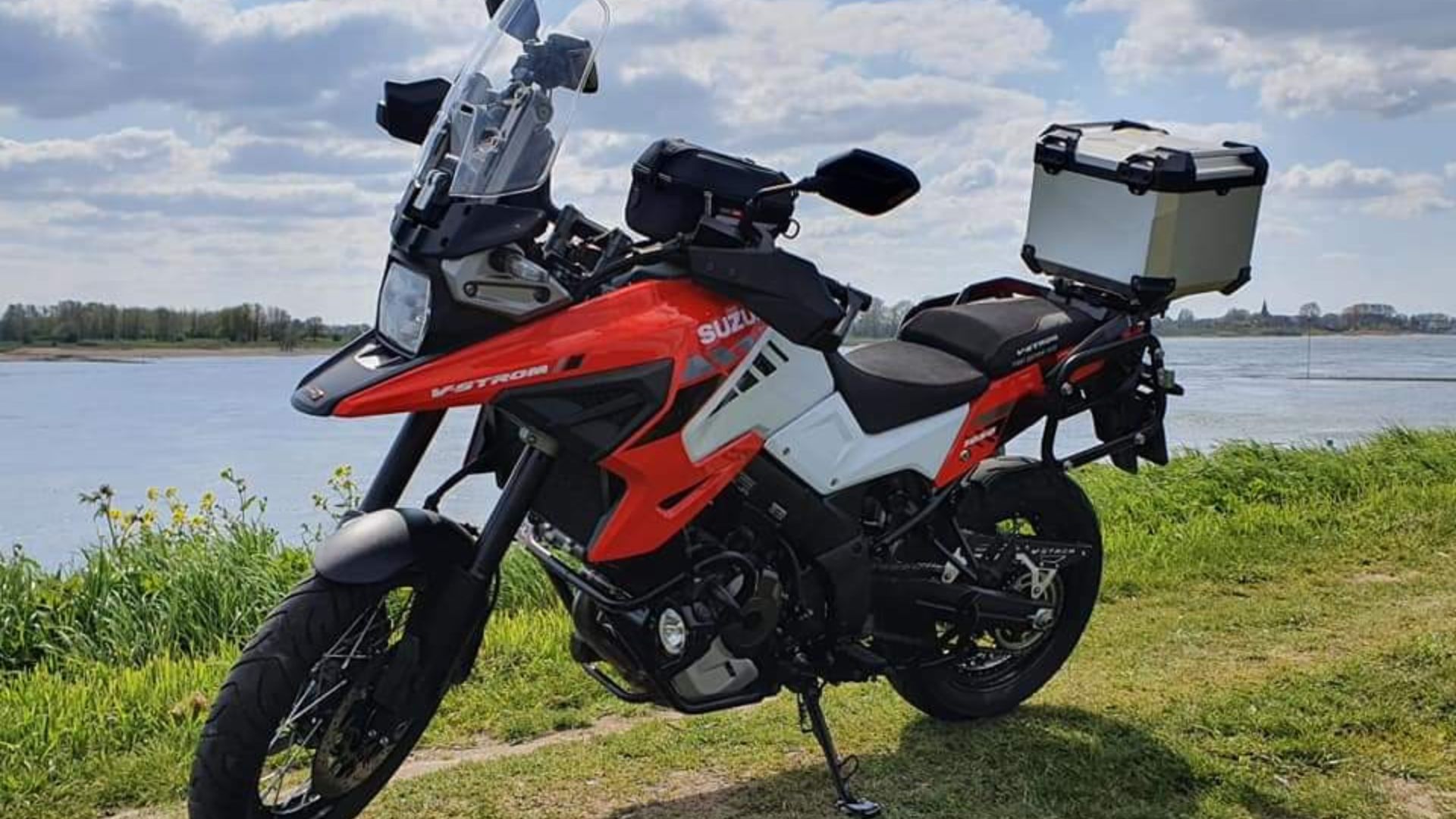 File:Suzuki DL1050 V-Strom XT.jpg