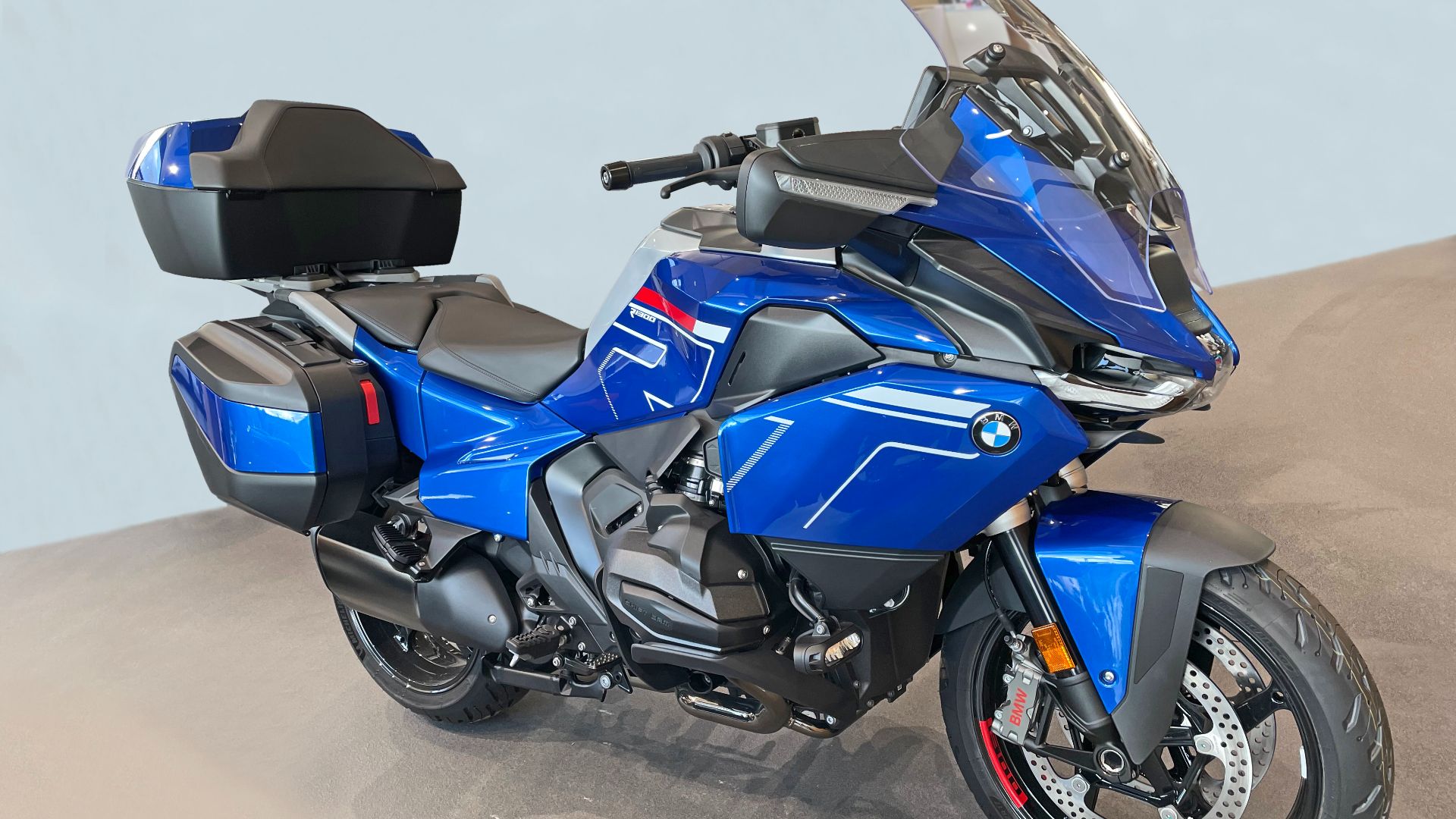 File:BMW R1300RT 2025 Racing blue RHS.jpg