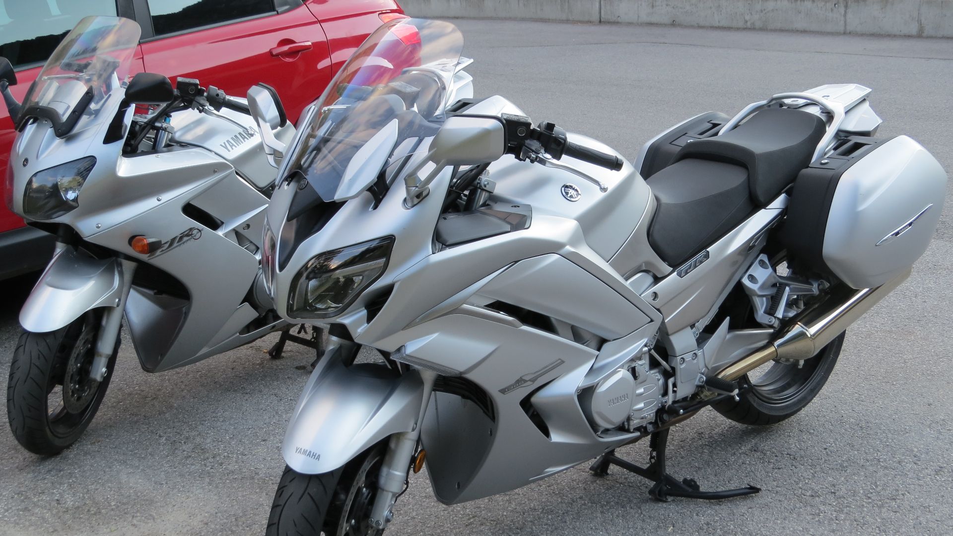 File:2018-08-16 (704) Two Yamaha FJR 1300 in Pfunds, Tyrol, Austria.jpg