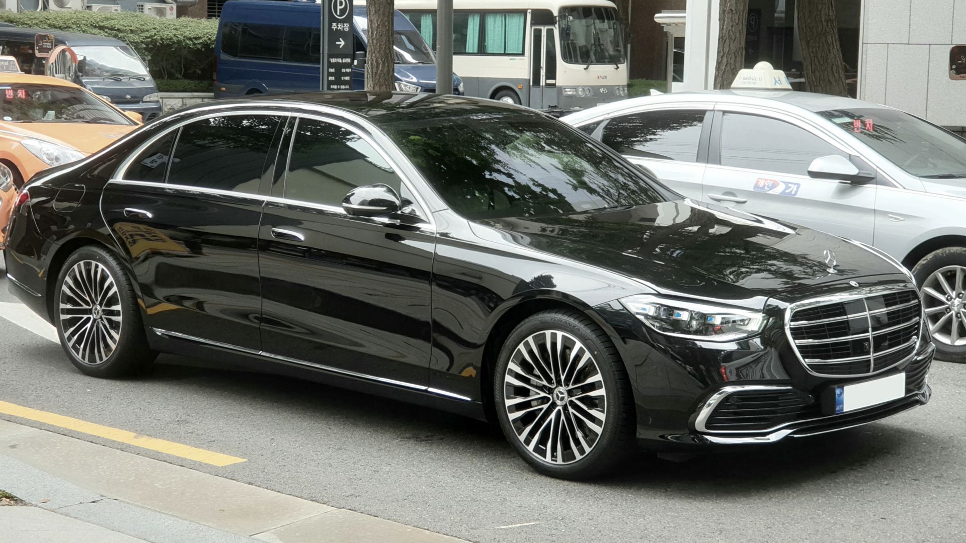 File:Mercedes-Benz S580 W223 black (1).jpg