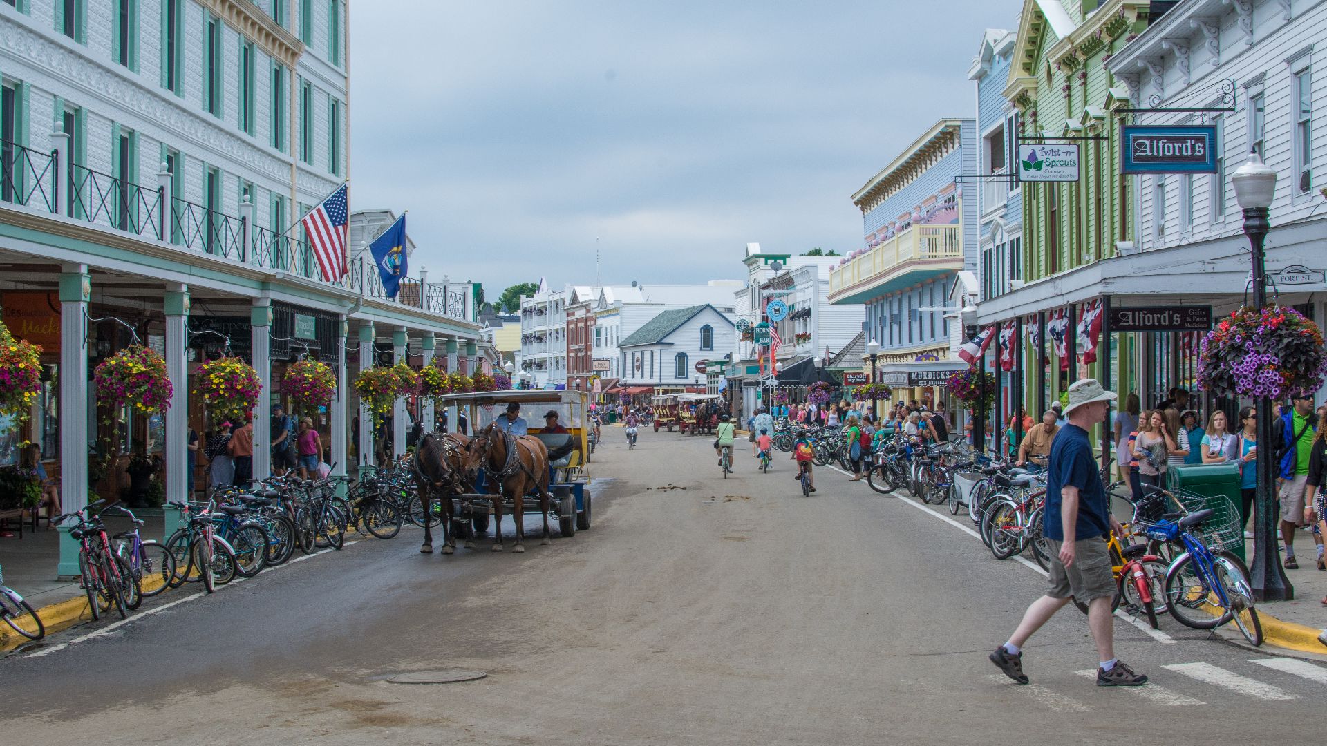 File:Mackinac Island's main town, looking west. Transportation on the island is by horse, bike, or foot..jpg