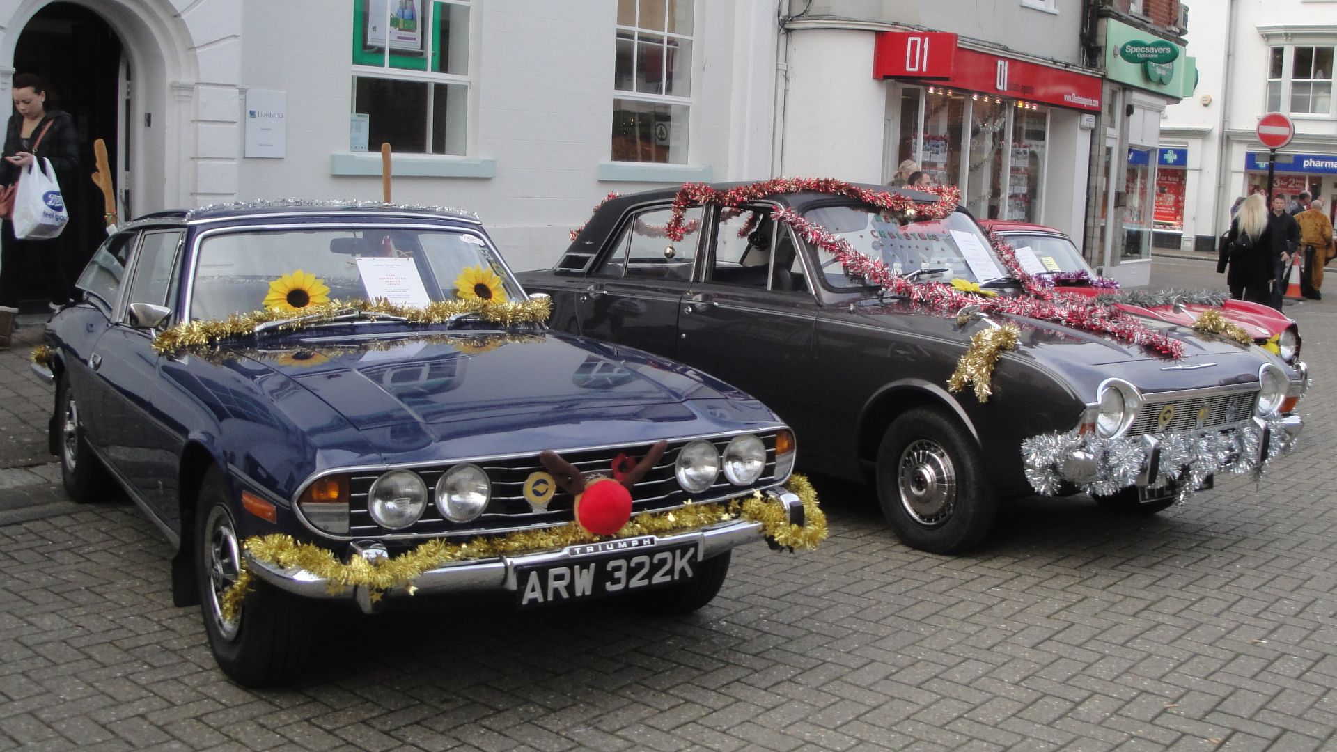 File:Classic cars at Newport St Thomas Square for Earl Mountbatten Hospice Christmas 2011 fundraising event 2.JPG