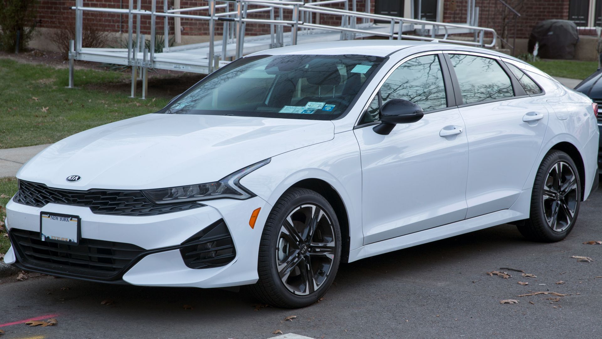 File:2021 Kia K5 GT-Line in Glacial White Pearl, front left.jpg