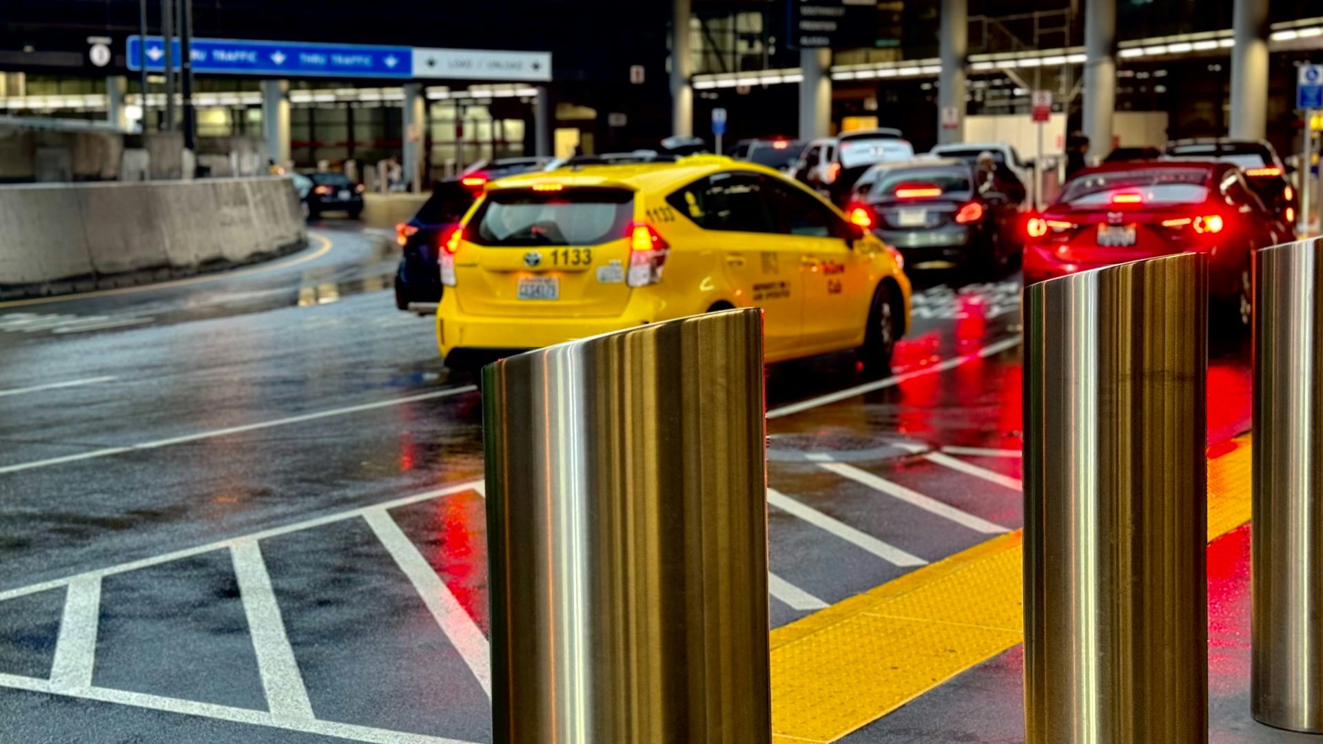 A city street filled with lots of traffic