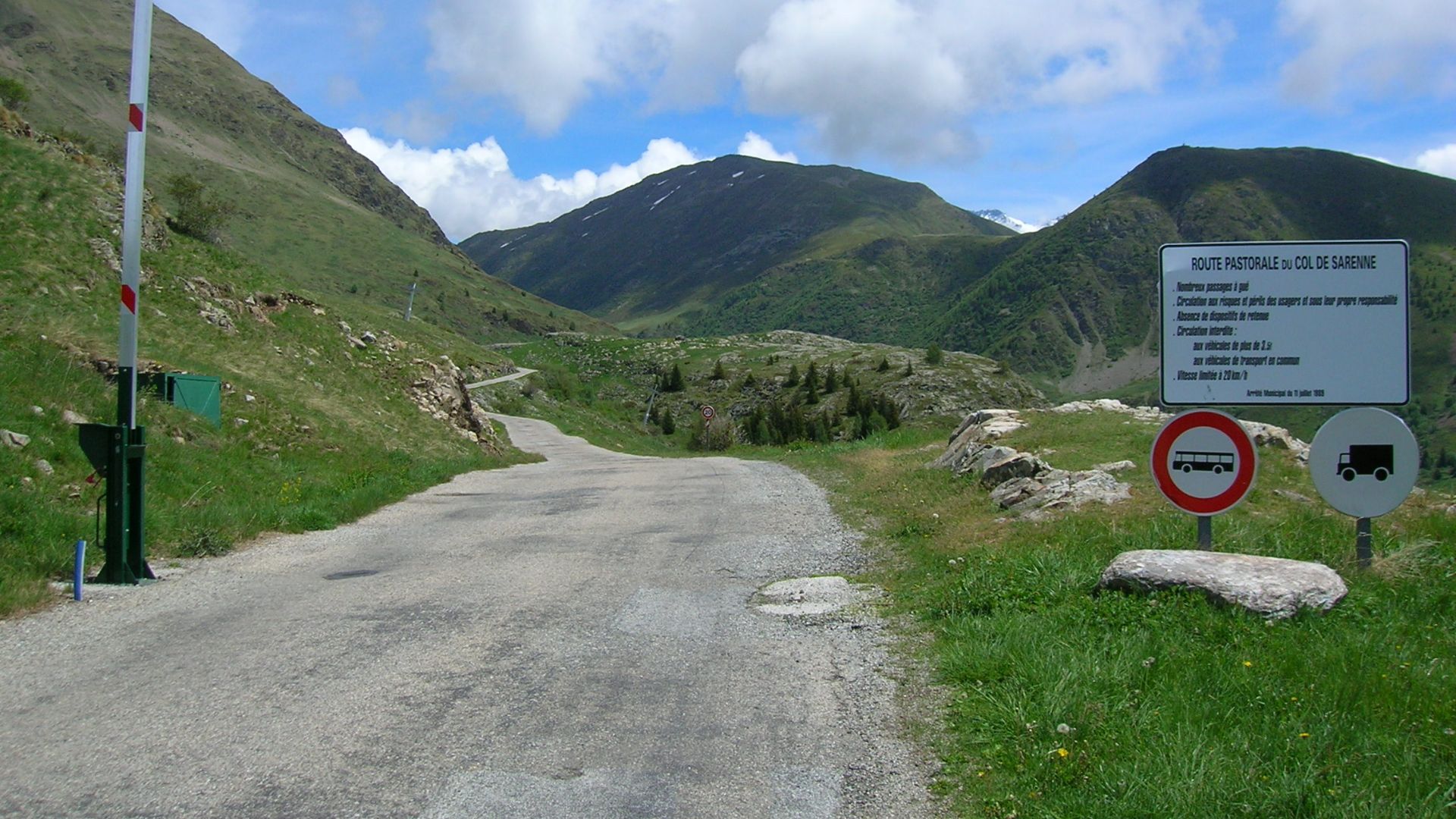 File:Alpe d Huez juin2017 abc13 route pastorale du Col de Sarenne.jpg