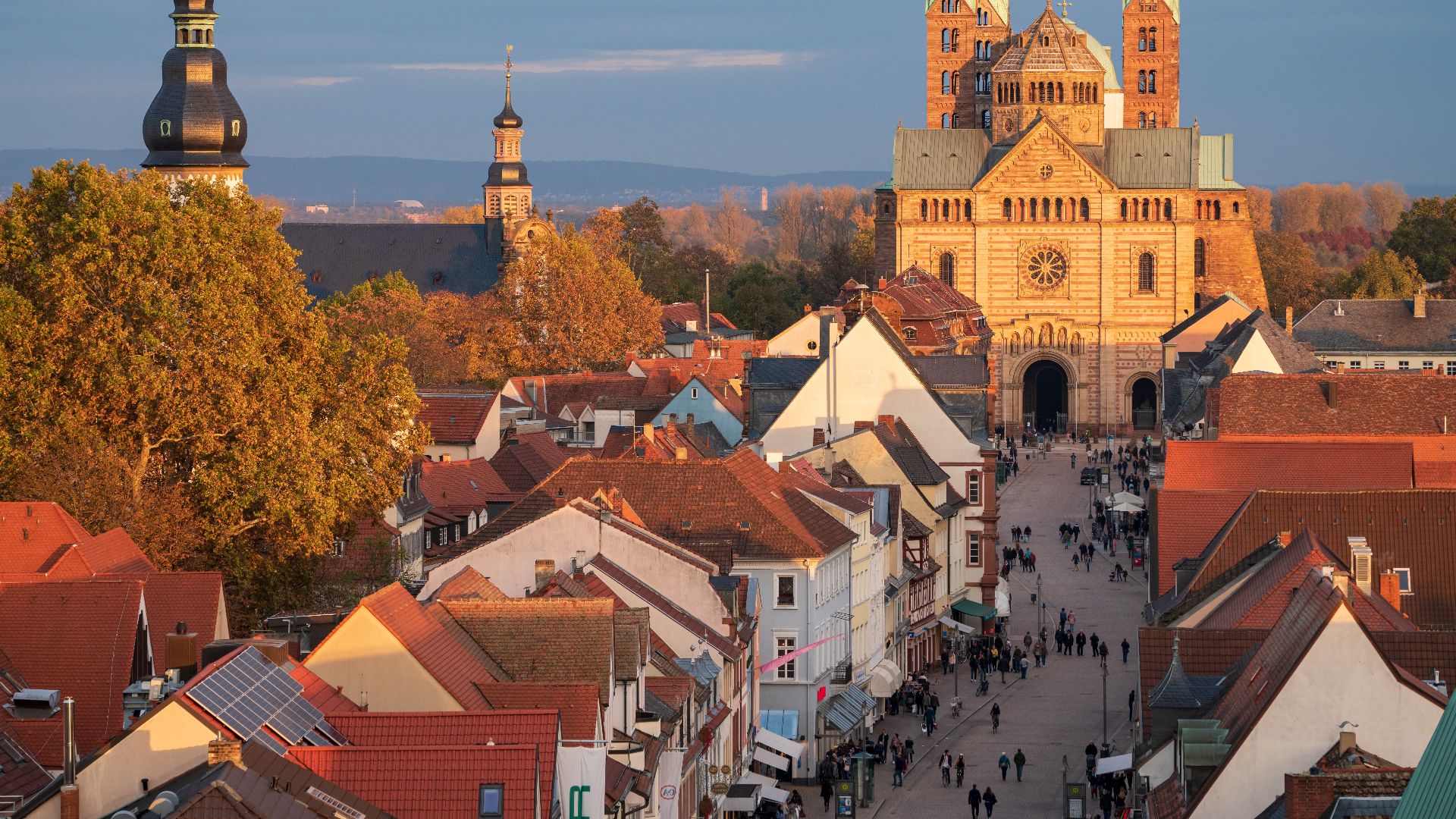 File:Speyer - Altstadt - Altpörtel - Blick auf Domfassade und Kirchtürme mit Abendsonne.jpg
