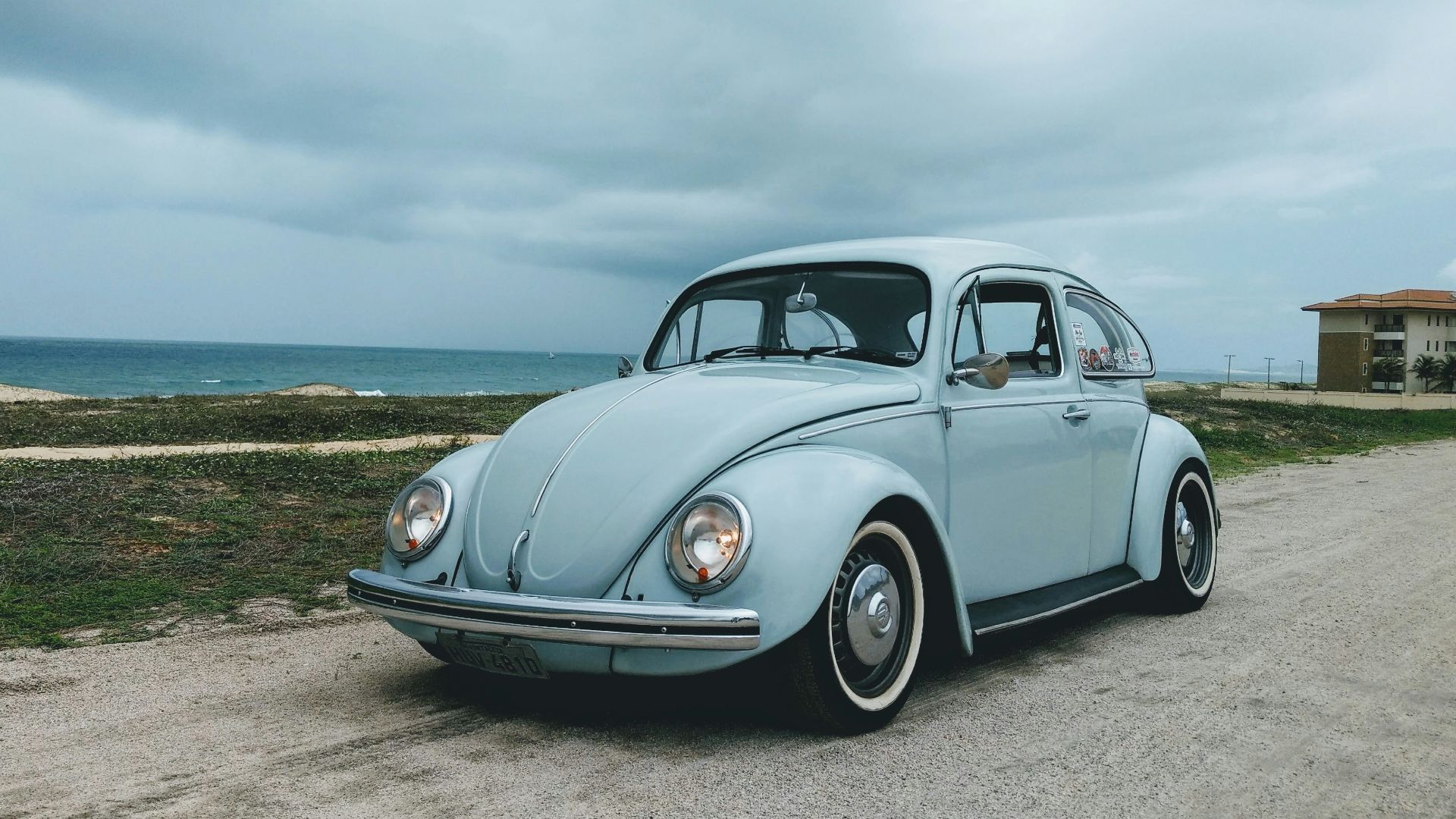 gray Volkswagen Beetle