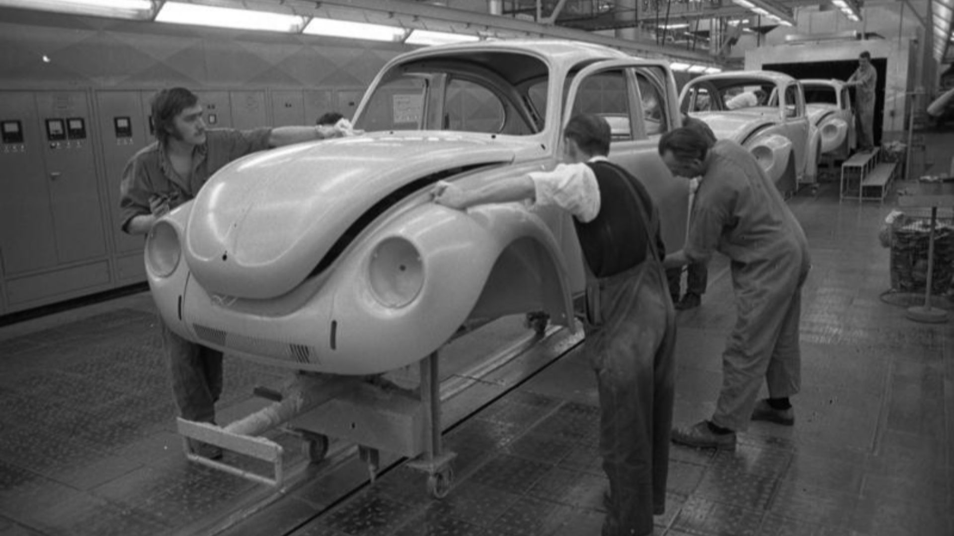 File:Bundesarchiv B 145 Bild-F038795-0009, Wolfsburg, VW Autowerk, Käfer.jpg