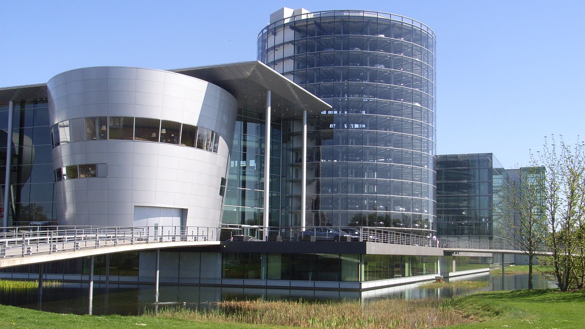 File:VW-Manufaktor in Dresden (Aussenansicht).JPG