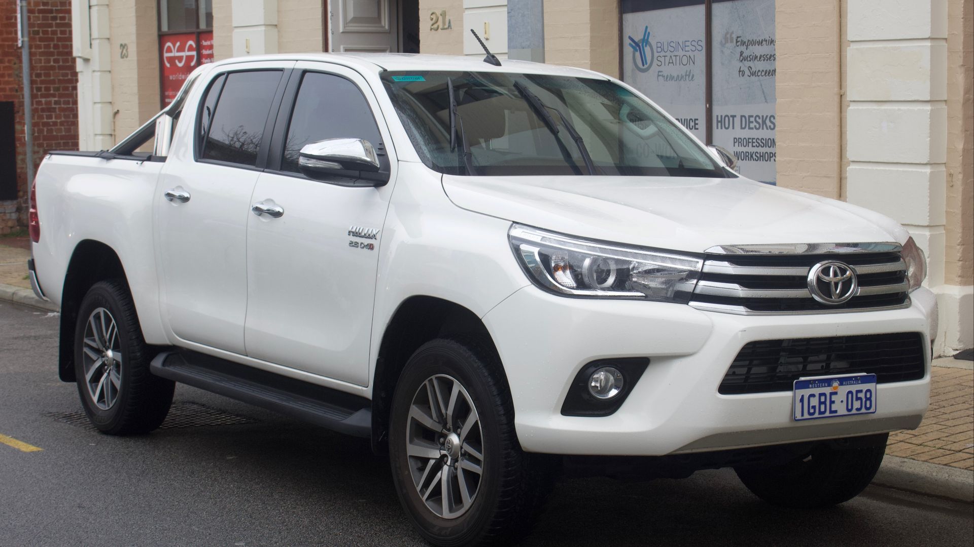 File:2016 Toyota HiLux (GUN136R) SR5 4-door utility (2018-09-03) 01.jpg