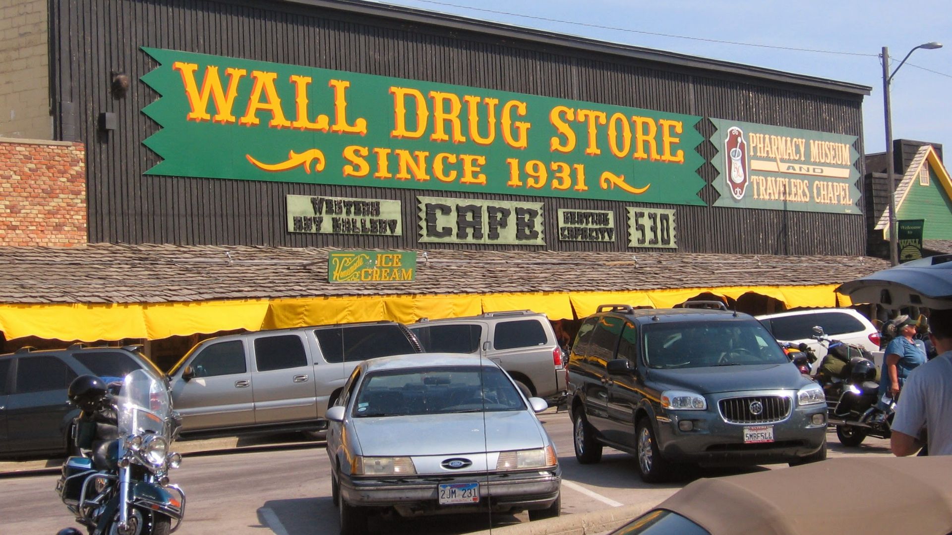 File:Wall Drug front sign.JPG