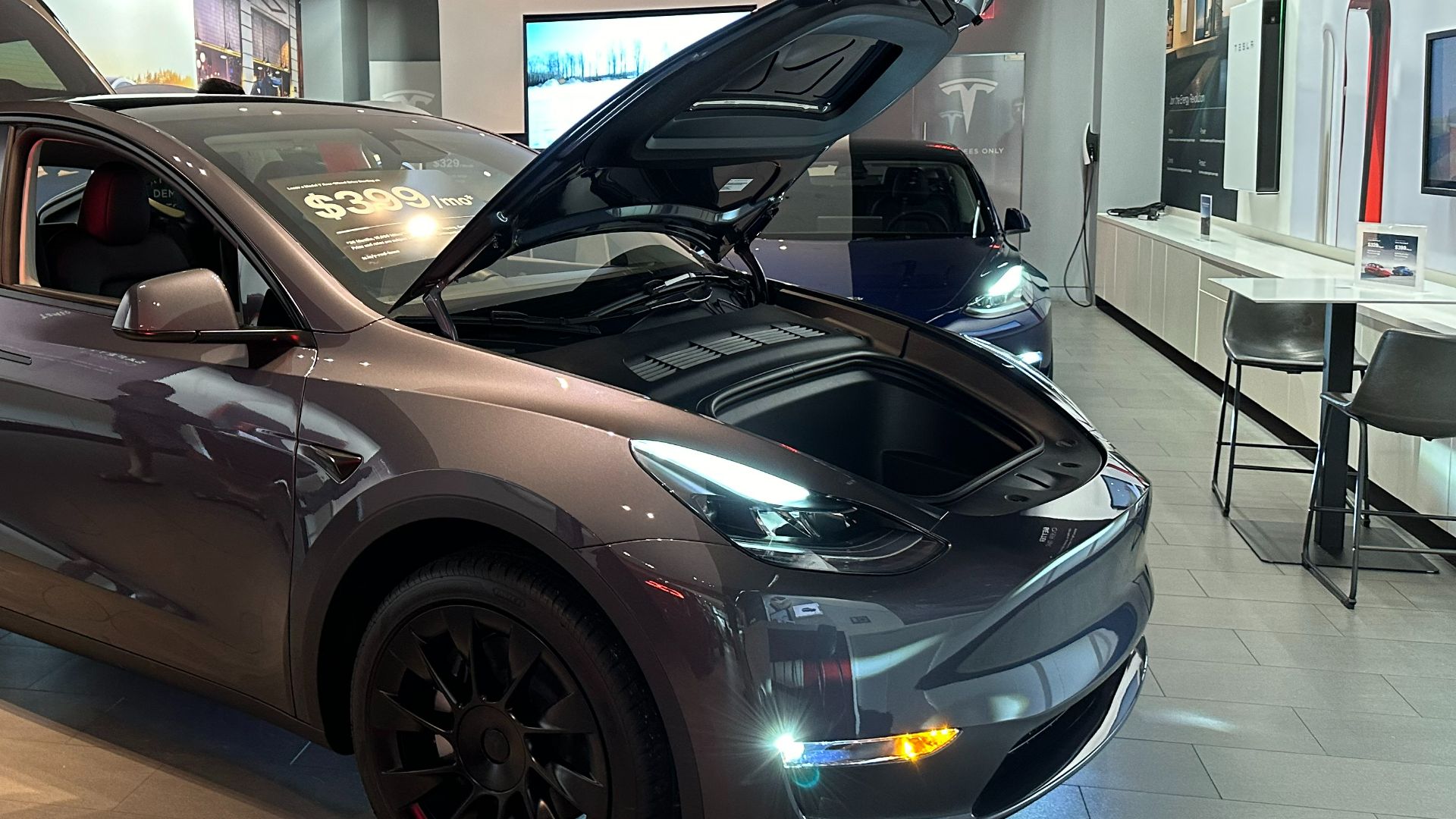 File:Tesla Showroom Dadeland Mall, 27 November 2023 - Hood and trunk open.jpg