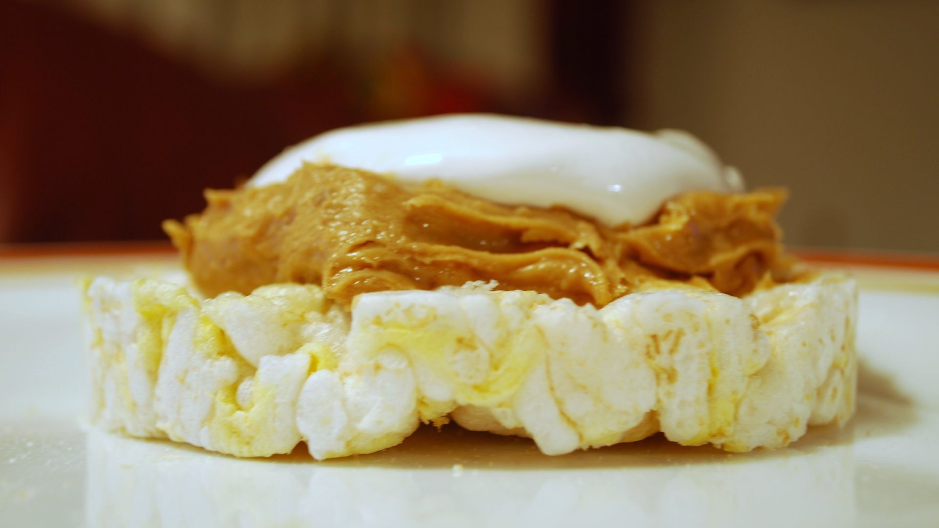 File:Rice cracker, peanut butter, and marshmallow fluff.jpg