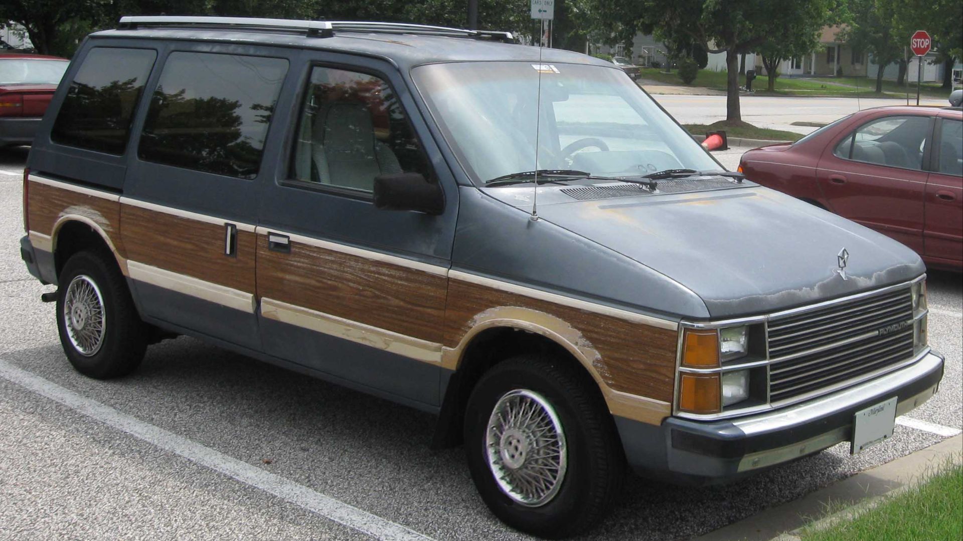 File:84-86 Plymouth Voyager LE.jpg