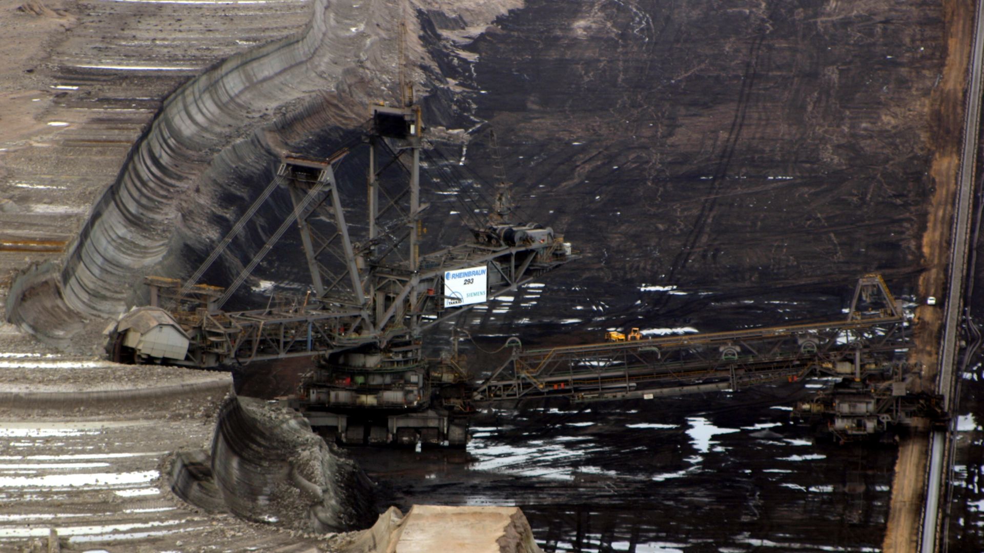 File:Braunkohlenbagger im Tagebau Hambach.jpg