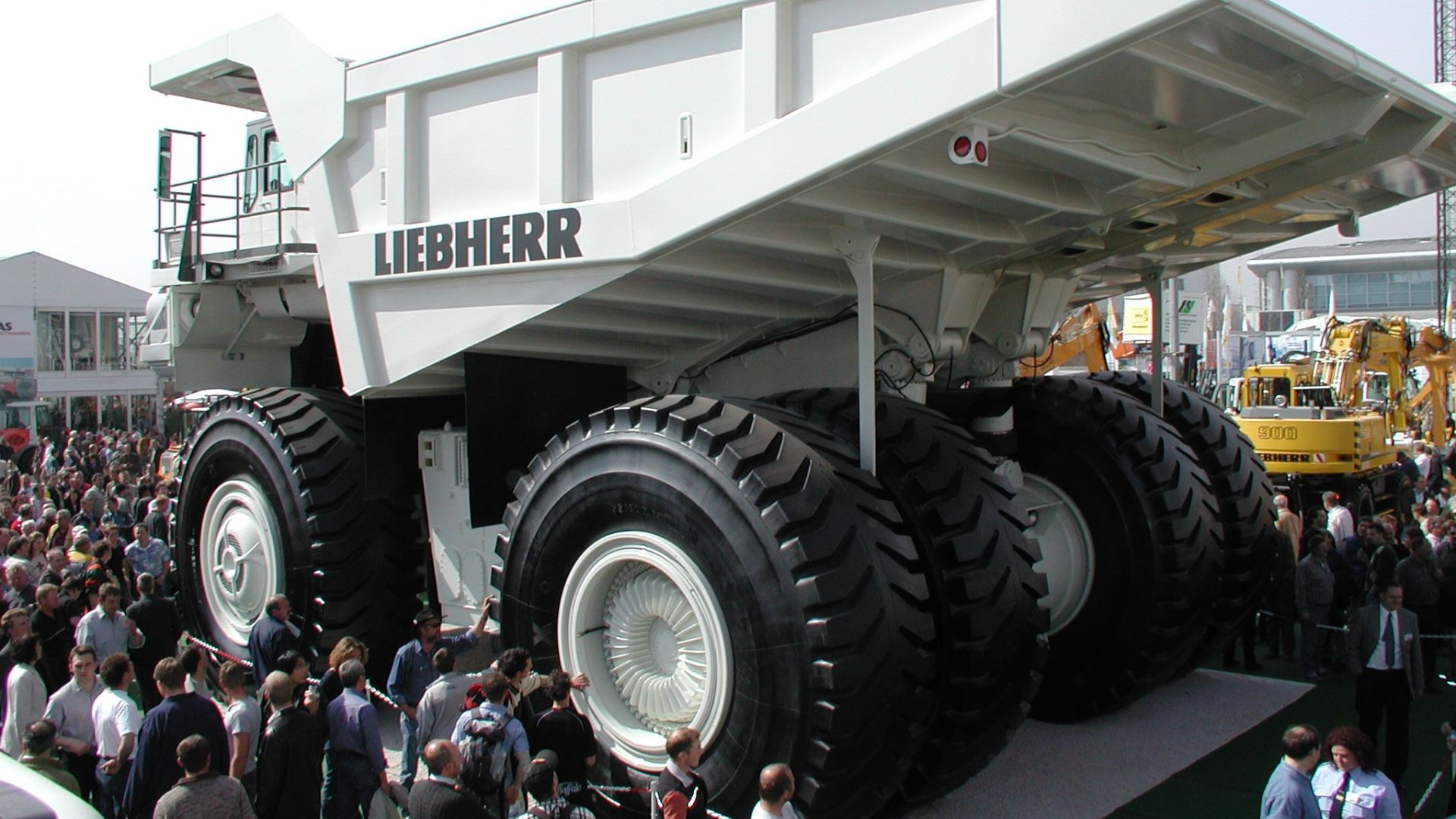 File:Liebherr Dumper Bauma 2004.jpg