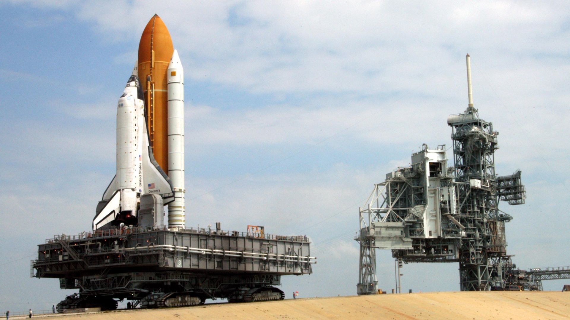File:STS-114 rollout.jpg