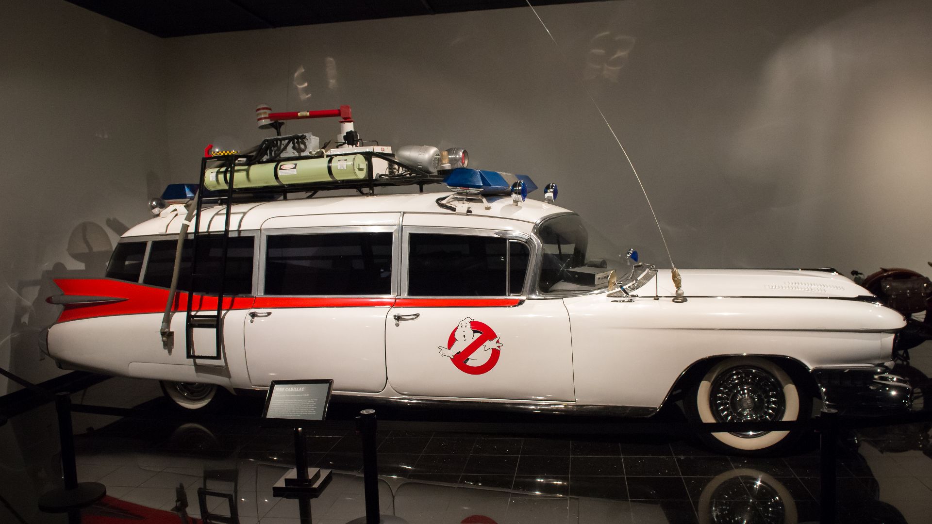 File:1959 Cadillac Ecto-1 (12227773836).jpg