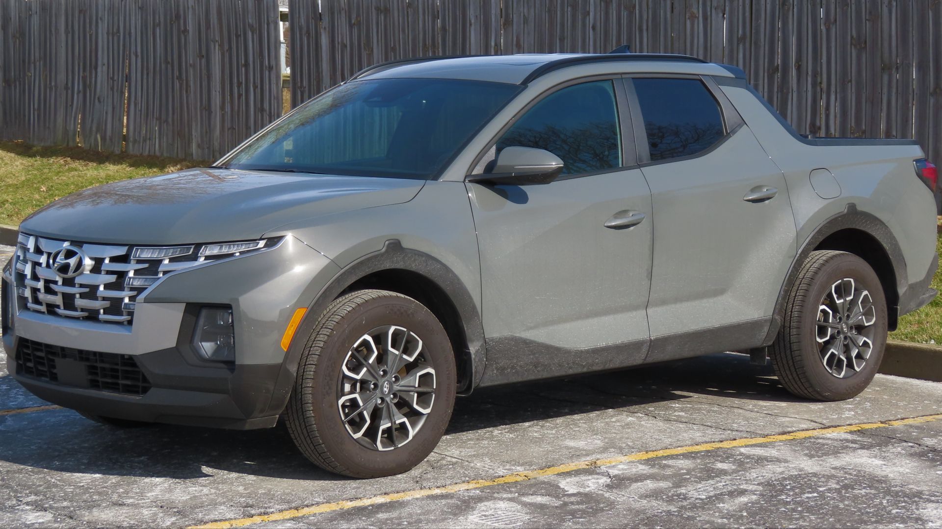 File:2023 Hyundai Santa Cruz SEL Premium, front left, 02-05-2022.jpg