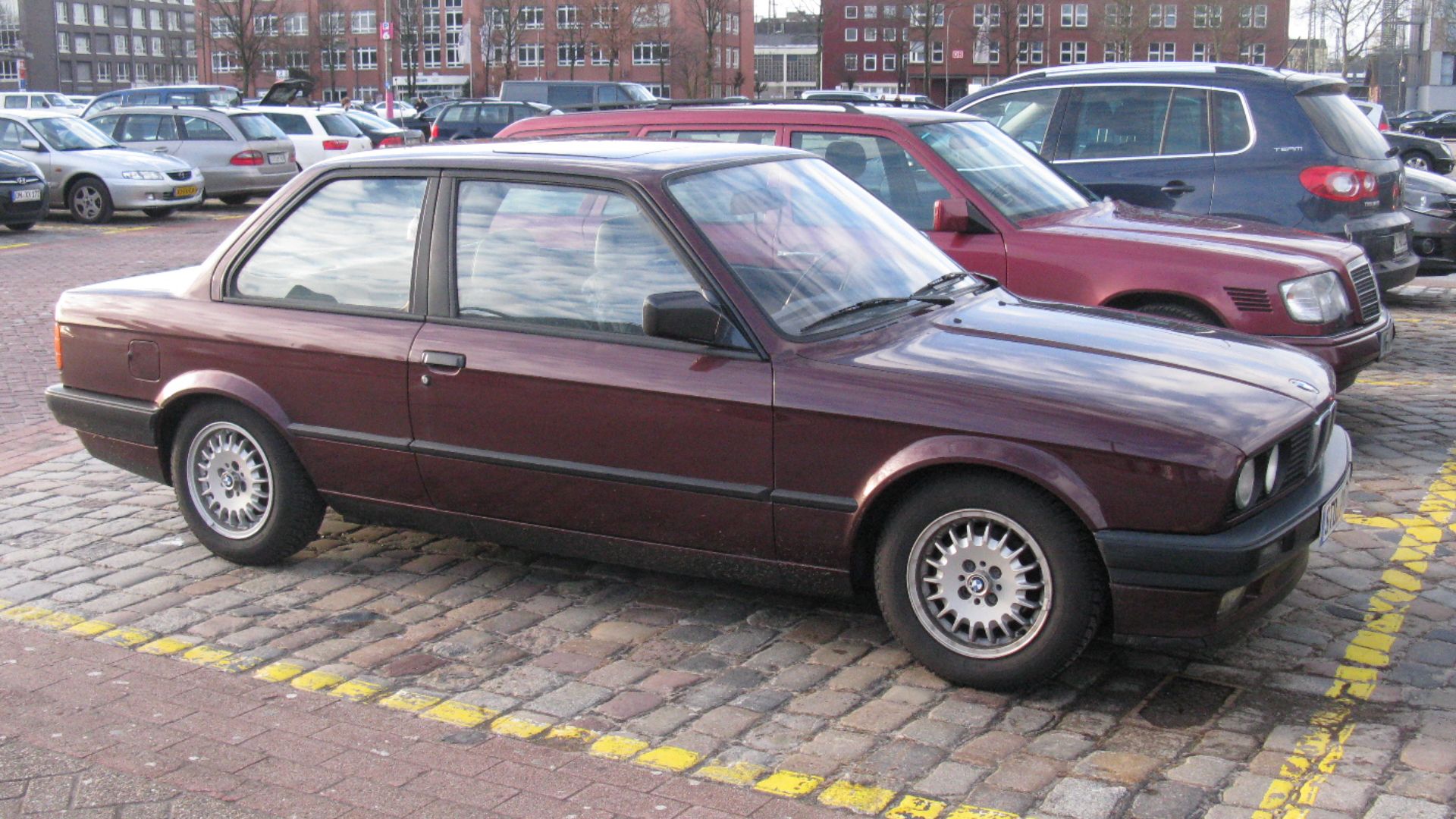 File:BMW 3 Series E30 (8467115618).jpg