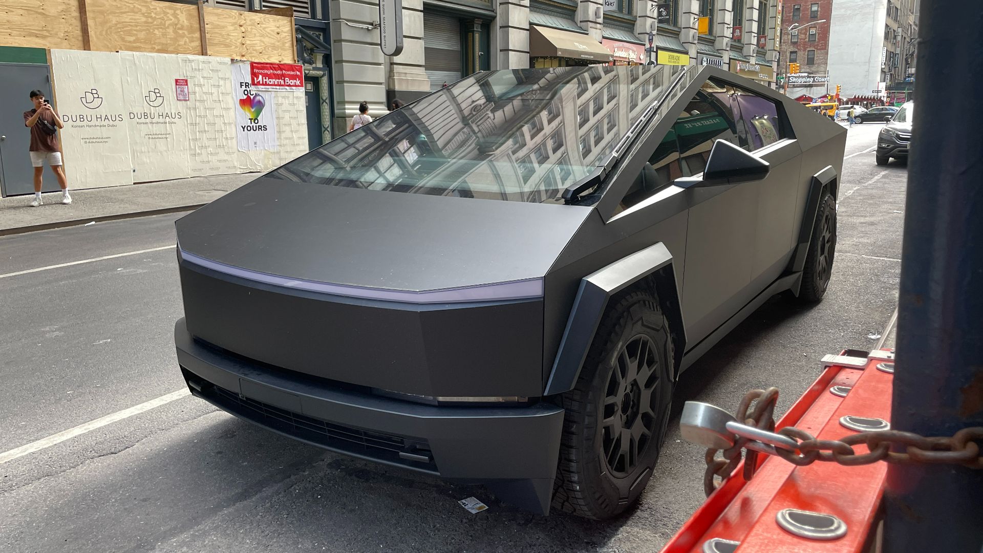 File:Matte Black Tesla Cybertruck, 32nd Street between Madison and 5th Avenue, 2024-06-21, Midtown South, Manhattan, New York 03.jpg