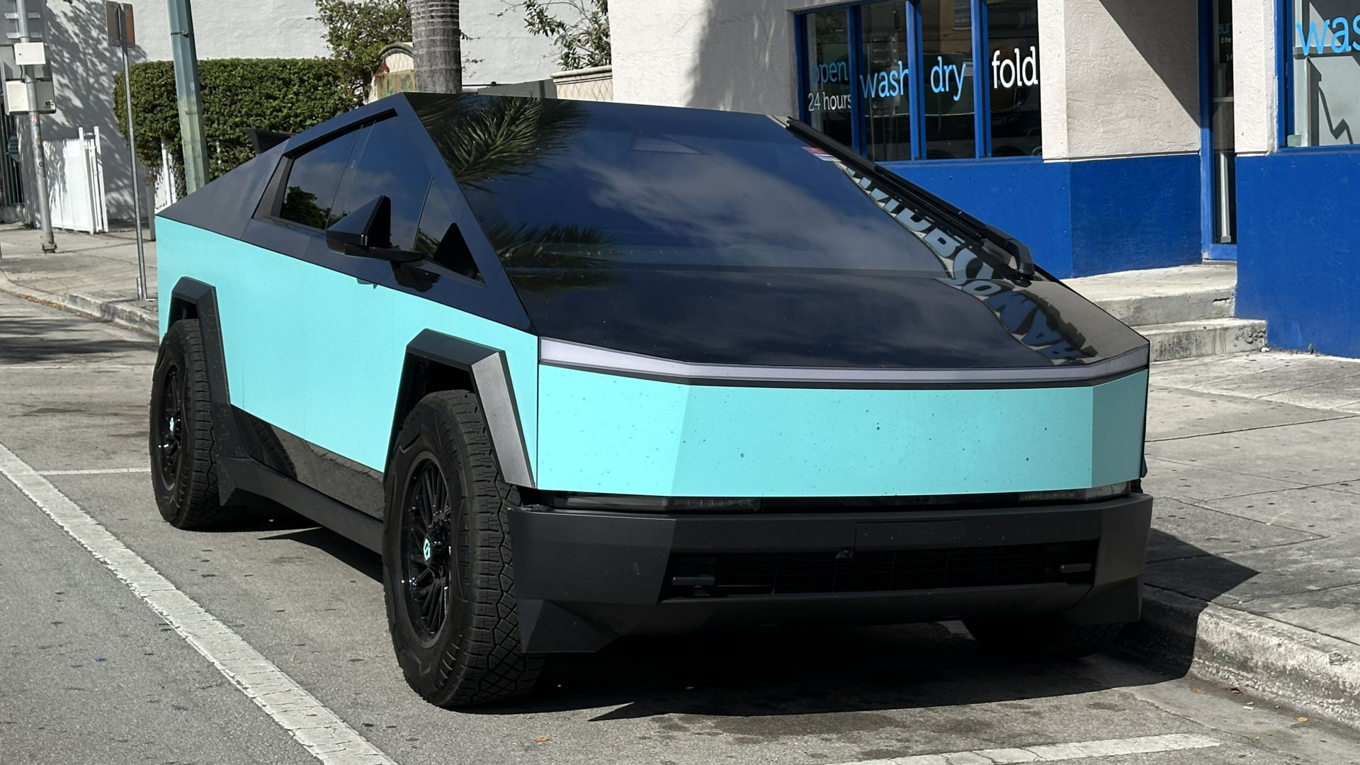 File:Tesla Cybertruck with teal & black two tone paintjob, Miami Florida Feb 2025 - 2.jpg