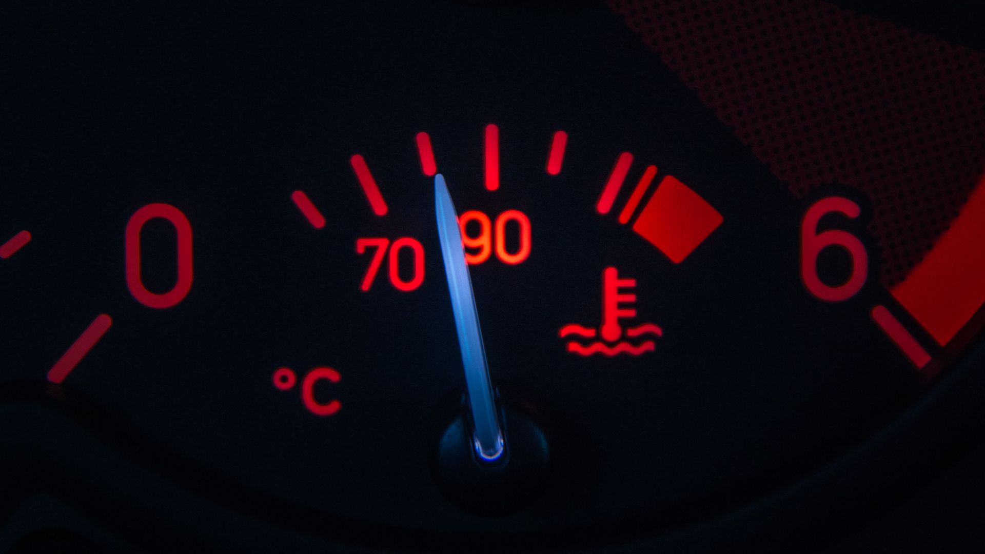 File:Close-up of temperature gauge on car dashboard (49006317368).jpg