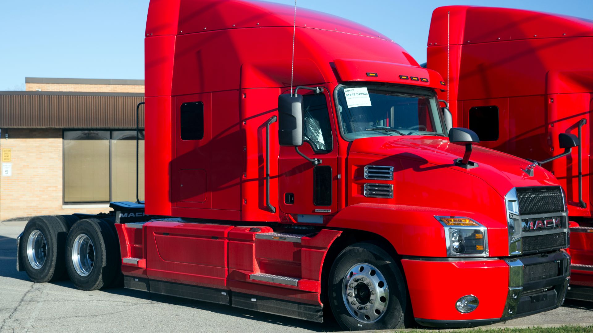 File:2025 Mack Anthem 6x4 tractor (Stand Up Sleeper) in Lacquer Red, front right.jpg