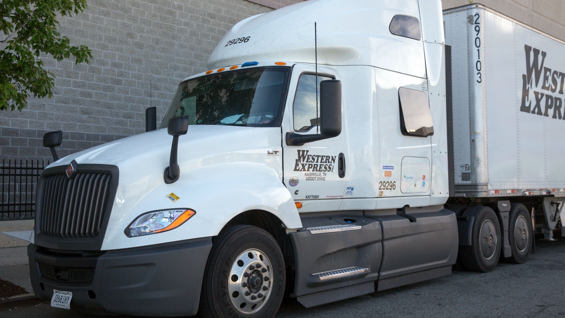 File:2019 International LT 625 trailer truck, front left.jpg