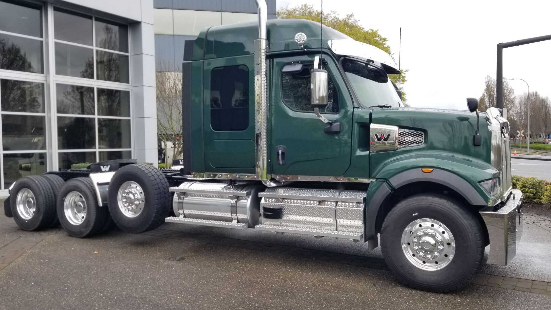 File:Western Star 49X SFA 8x4, right.jpg