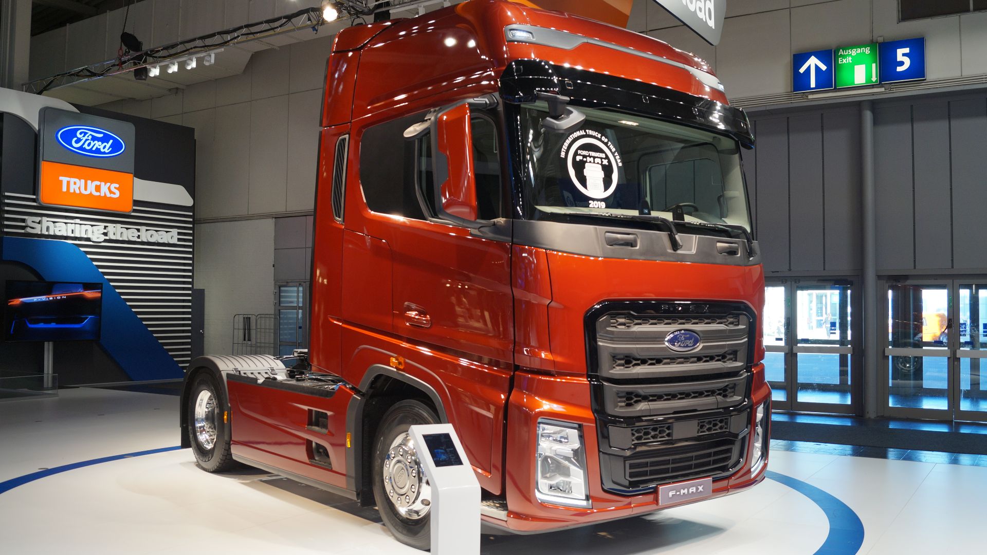 File:Ford F-MAX Red Rush - Front and right side IAA 2018.jpg