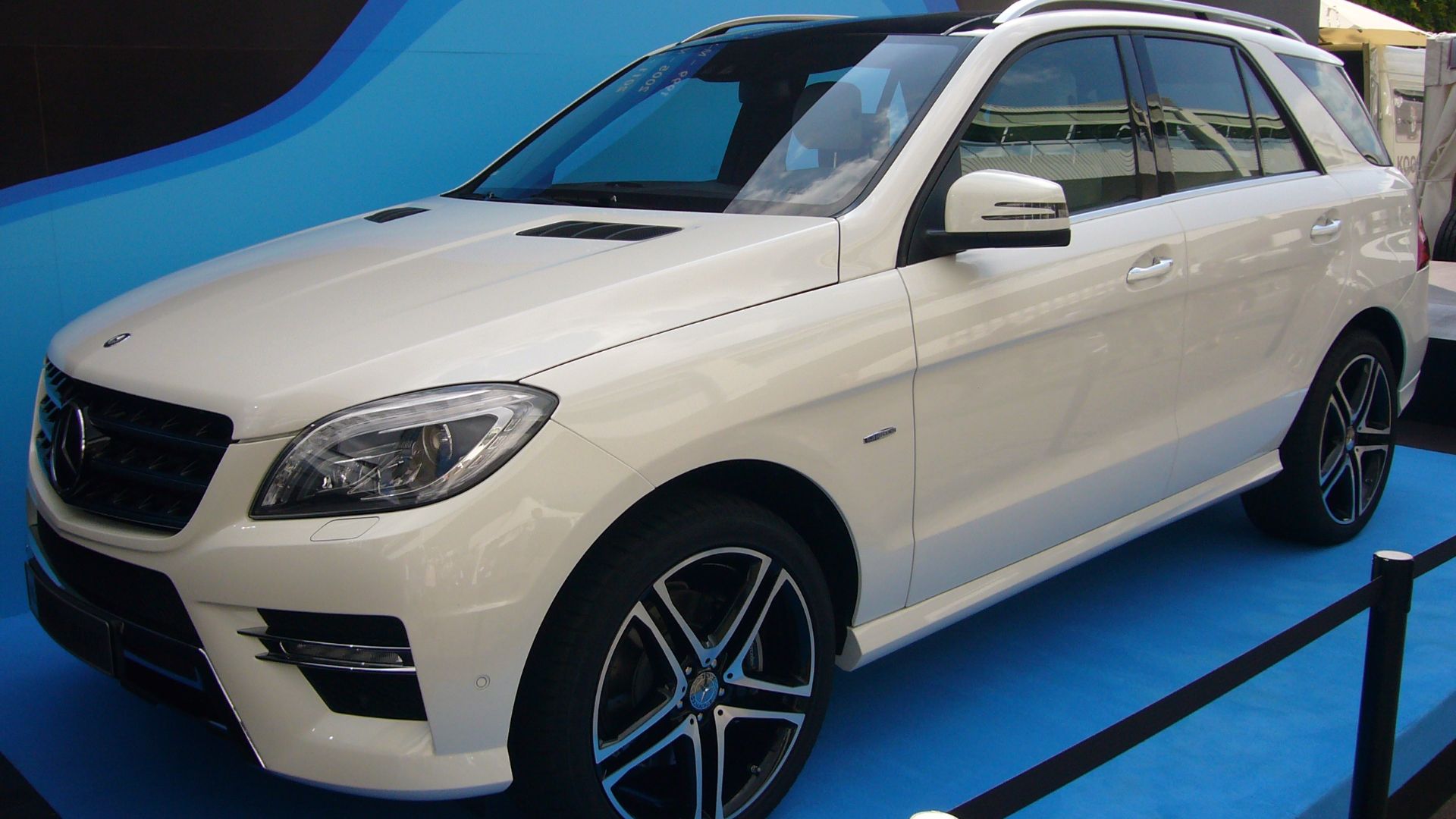 File:Mercedes-Benz M-Class (W166) front side quarter.jpg